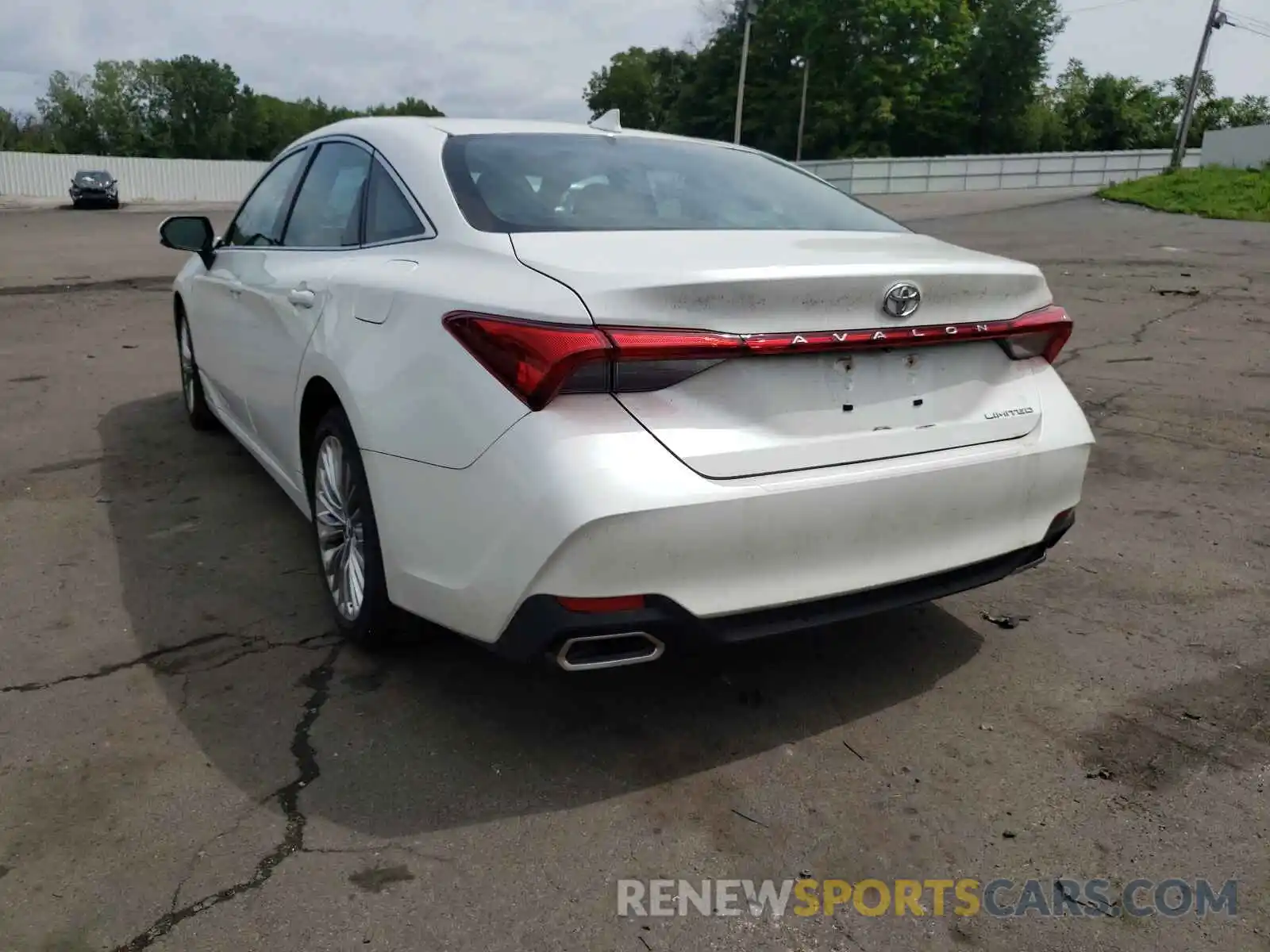 3 Photograph of a damaged car 4T1BZ1FBXKU022818 TOYOTA AVALON 2019