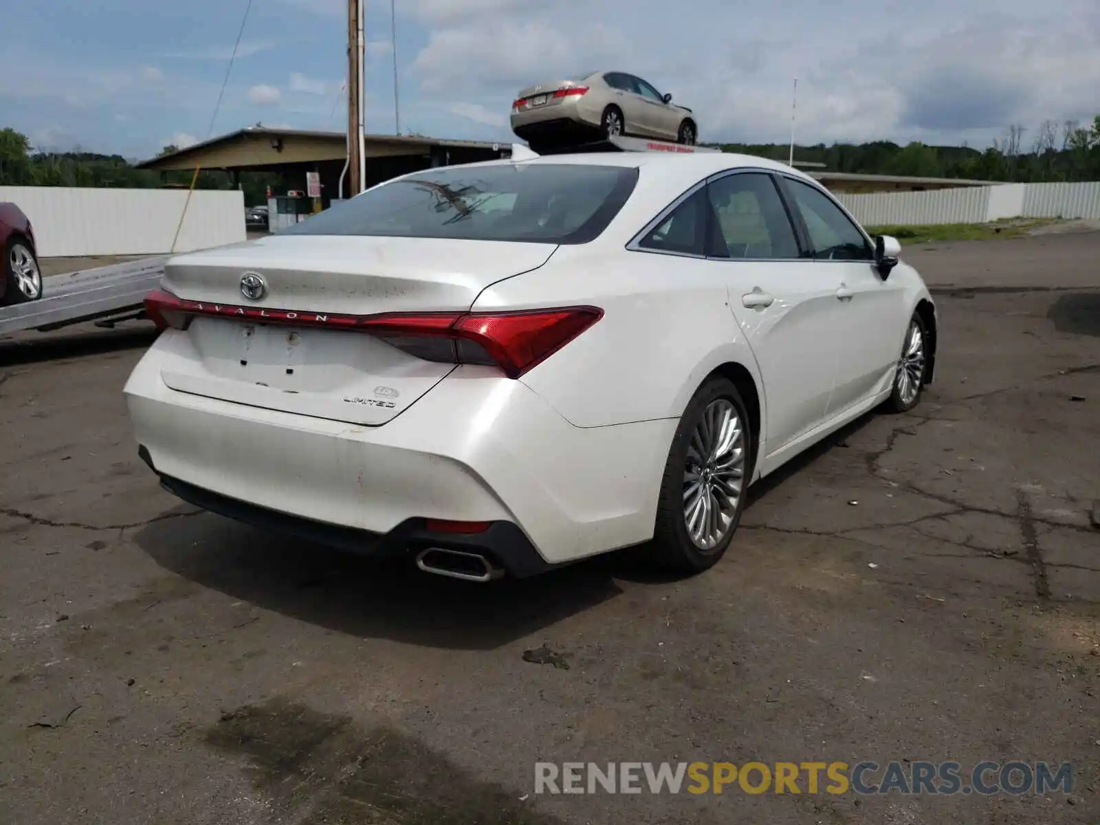 4 Photograph of a damaged car 4T1BZ1FBXKU022818 TOYOTA AVALON 2019