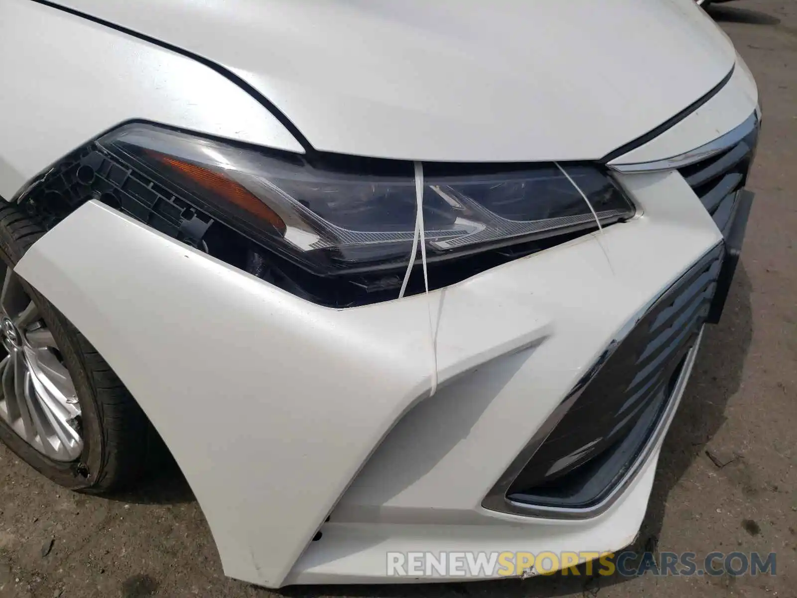 9 Photograph of a damaged car 4T1BZ1FBXKU022818 TOYOTA AVALON 2019