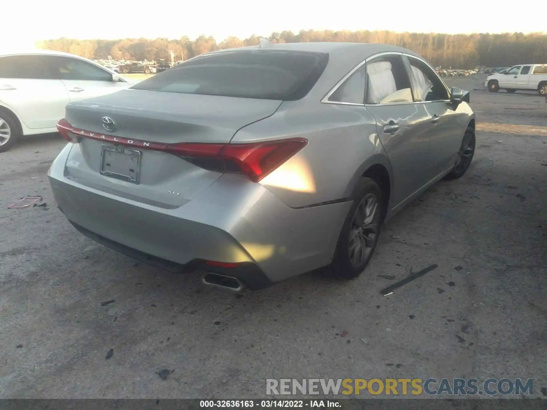 4 Photograph of a damaged car 4T1BZ1FBXKU025475 TOYOTA AVALON 2019