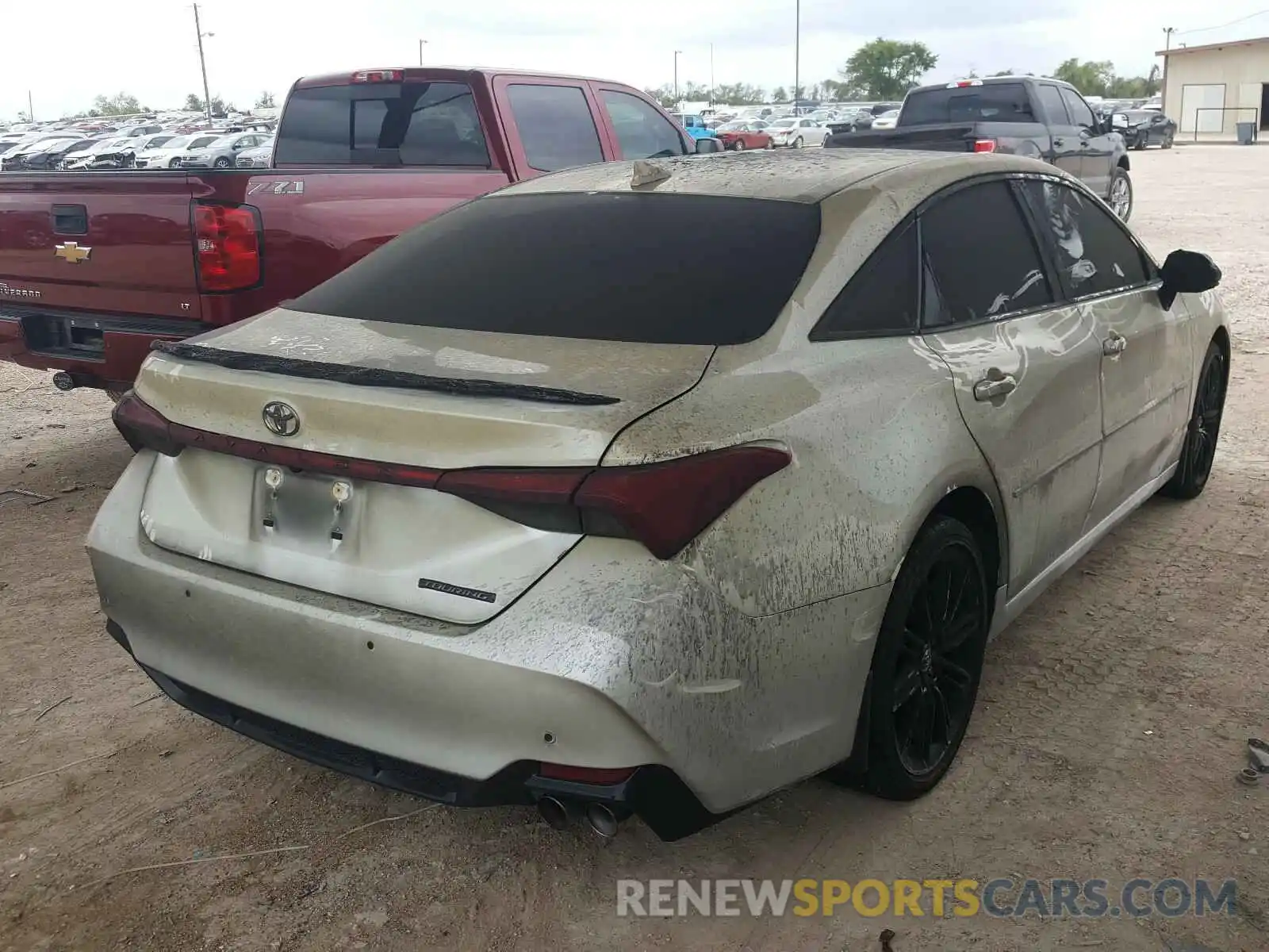 4 Photograph of a damaged car 4T1BZ1FBXKU029431 TOYOTA AVALON 2019