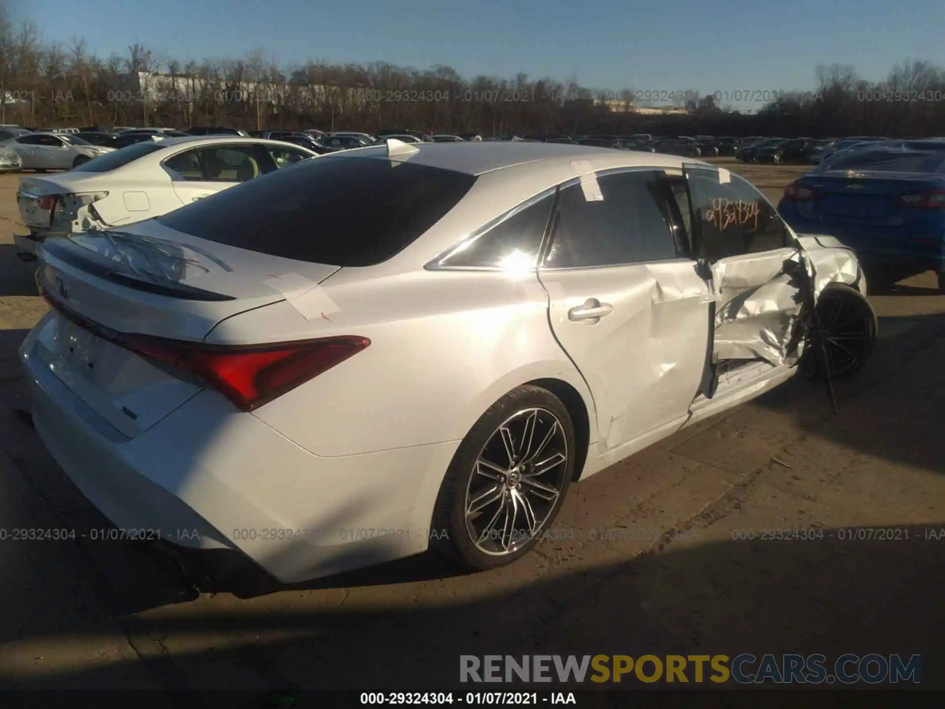 4 Photograph of a damaged car 4T1BZ1FBXKU031440 TOYOTA AVALON 2019