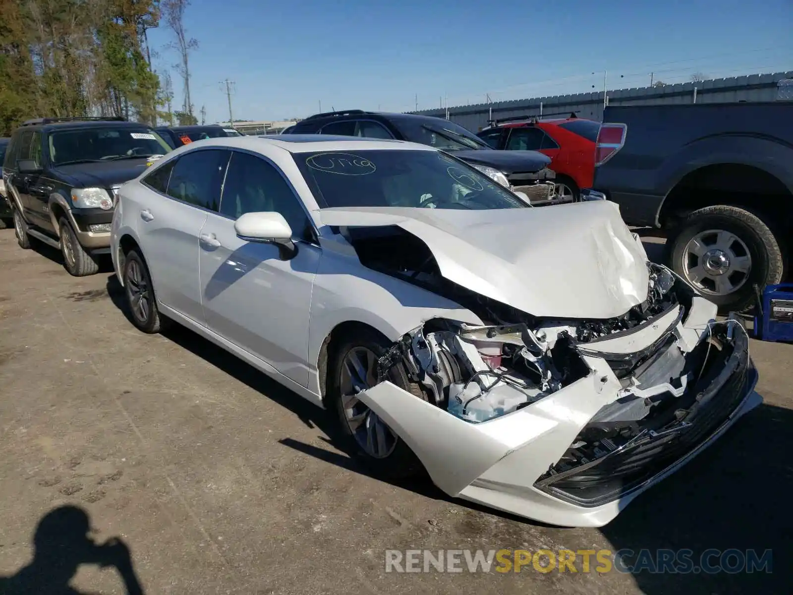 1 Photograph of a damaged car 4T1AZ1FB2LU042476 TOYOTA AVALON 2020