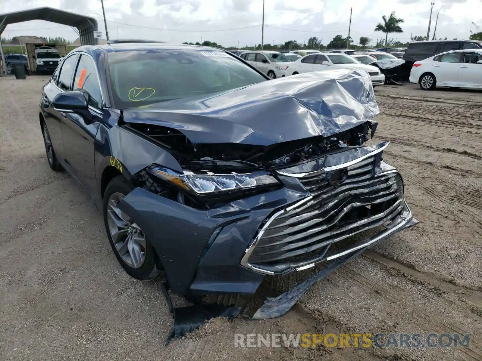 1 Photograph of a damaged car 4T1AZ1FB3LU047346 TOYOTA AVALON 2020