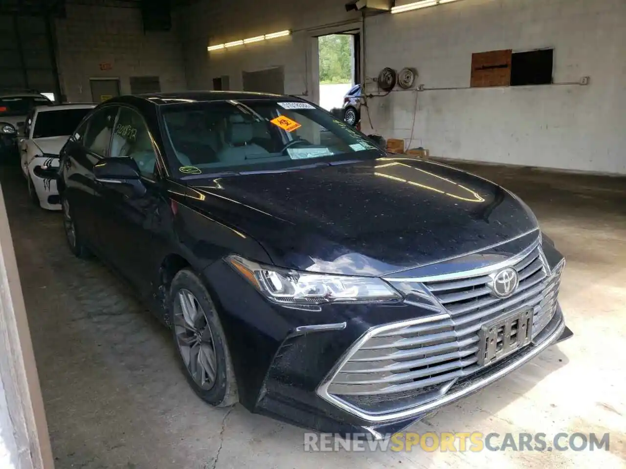 1 Photograph of a damaged car 4T1AZ1FB5LU039880 TOYOTA AVALON 2020