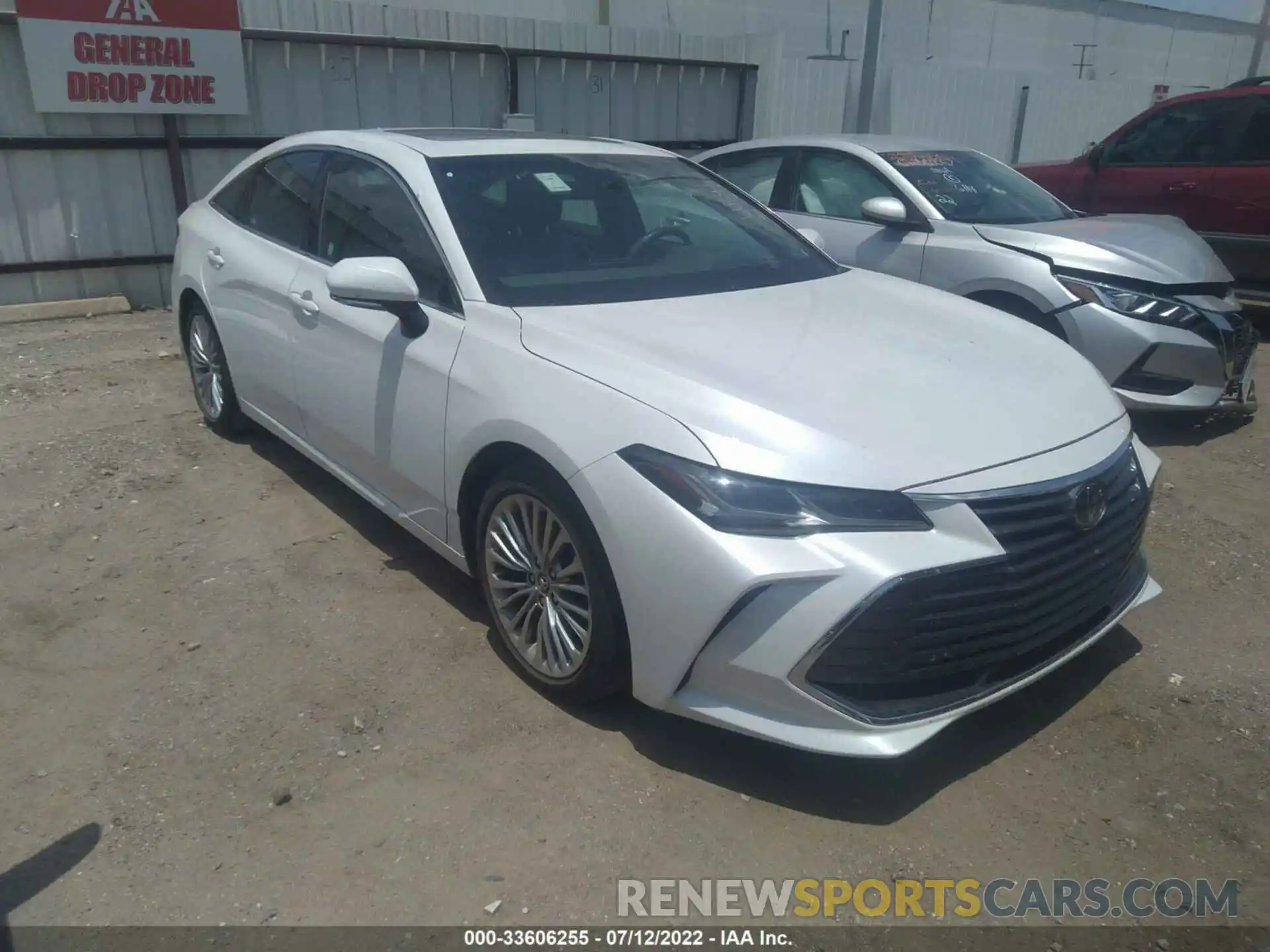 1 Photograph of a damaged car 4T1CZ1FBXLU039107 TOYOTA AVALON 2020