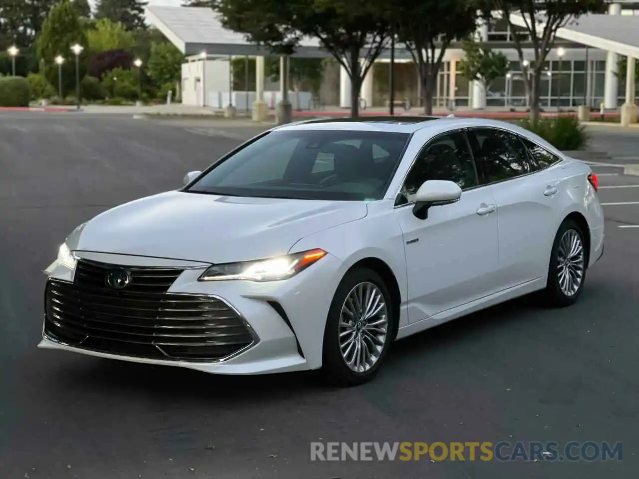 1 Photograph of a damaged car 4T1D21FB1LU012001 TOYOTA AVALON 2020