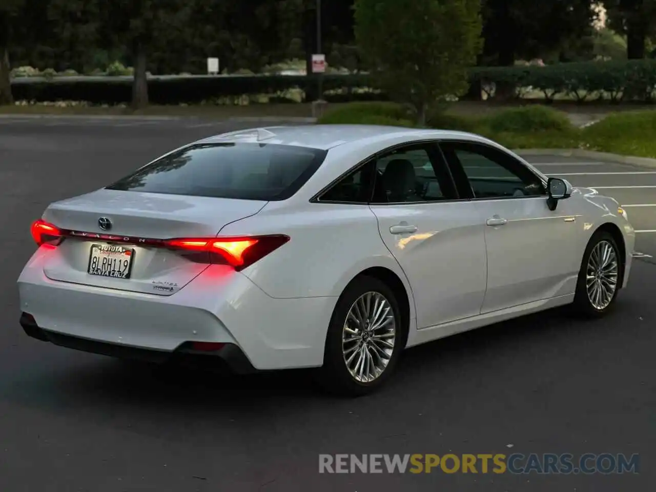 4 Photograph of a damaged car 4T1D21FB1LU012001 TOYOTA AVALON 2020