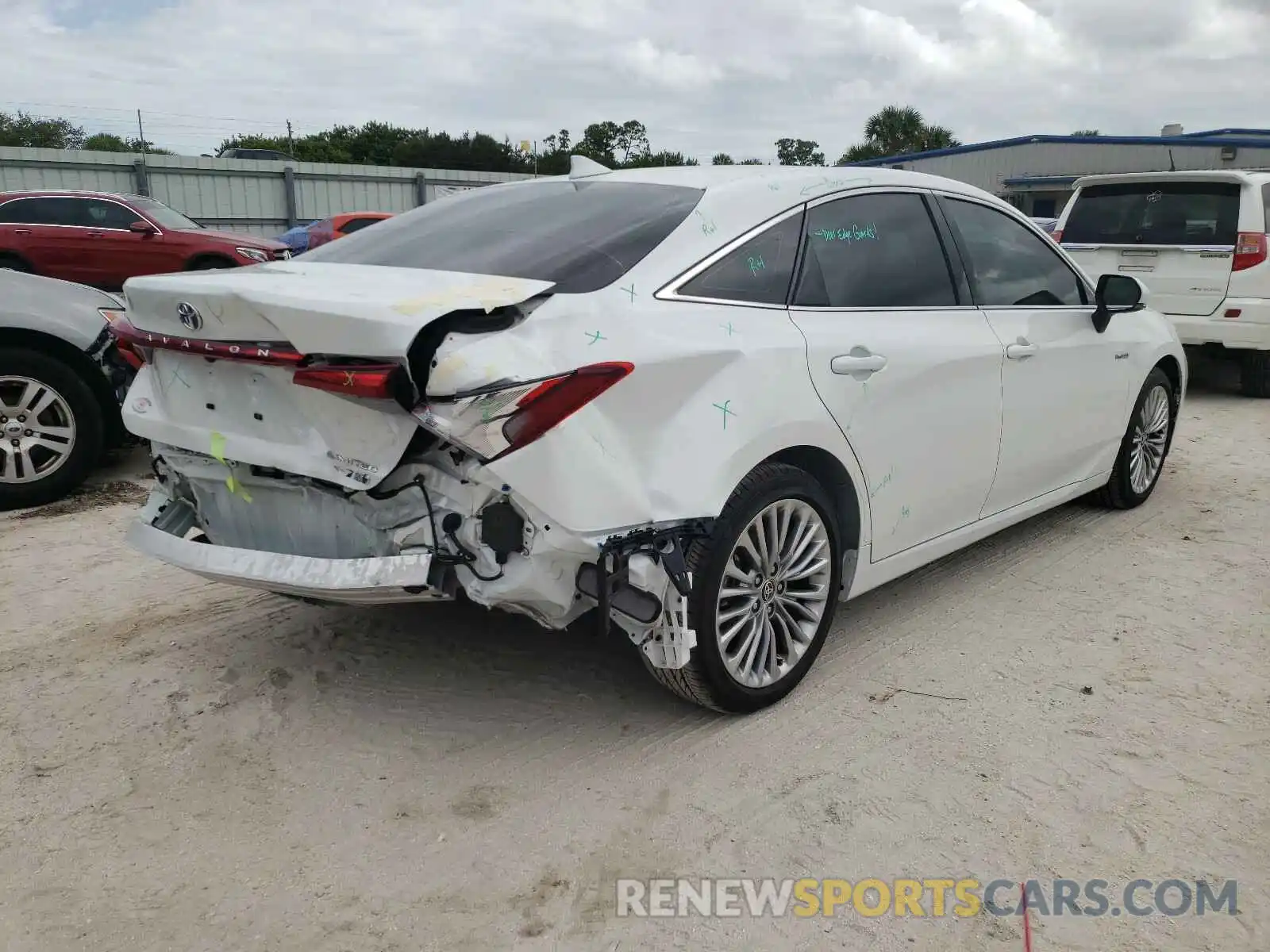 4 Photograph of a damaged car 4T1D21FB8LU018202 TOYOTA AVALON 2020