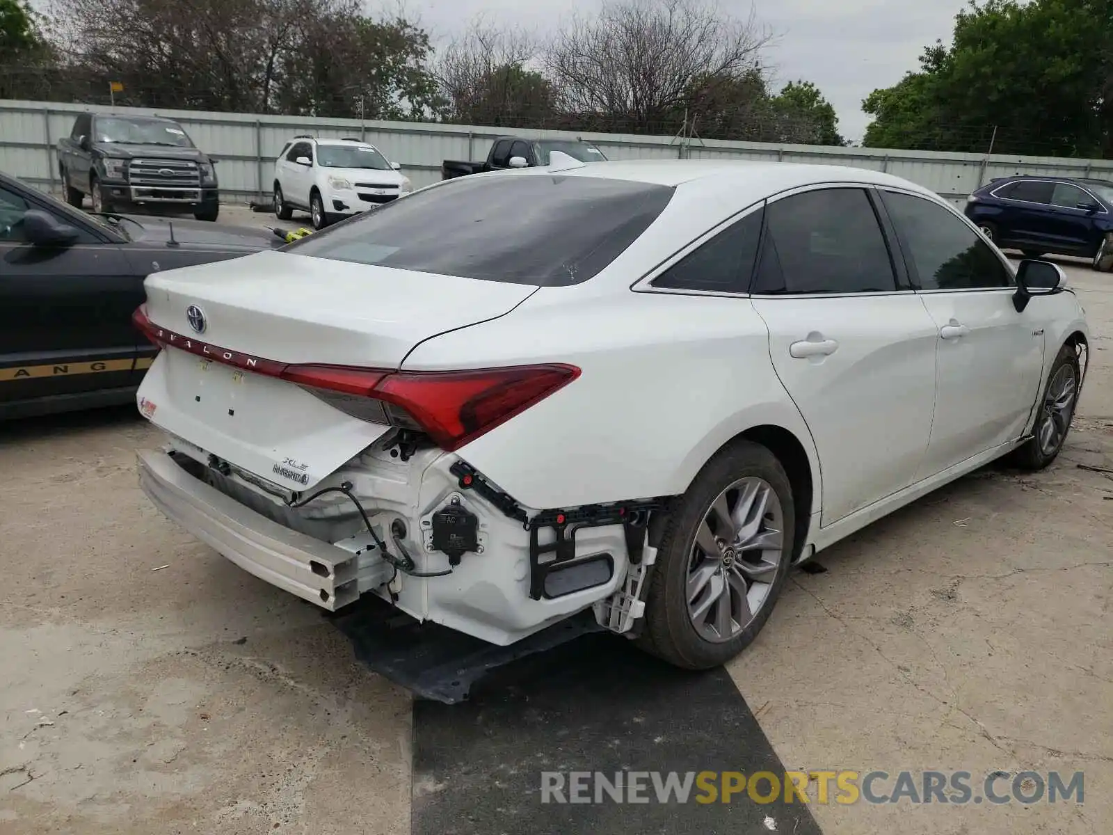 4 Photograph of a damaged car 4T1AA1AB4MU003212 TOYOTA AVALON 2021