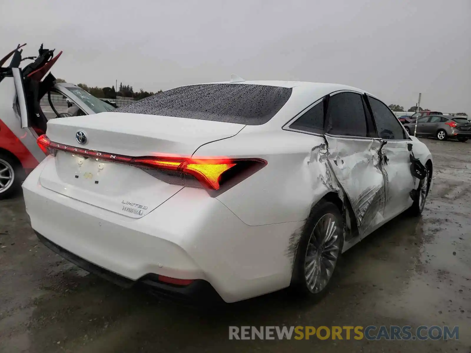 4 Photograph of a damaged car 4T1DA1AB0MU008940 TOYOTA AVALON 2021