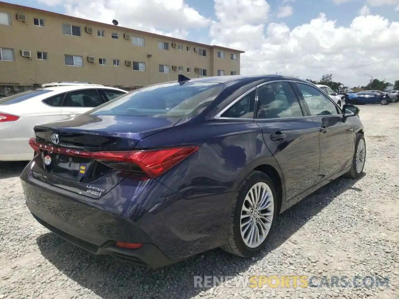 4 Photograph of a damaged car 4T1DA1AB3MU005367 TOYOTA AVALON 2021