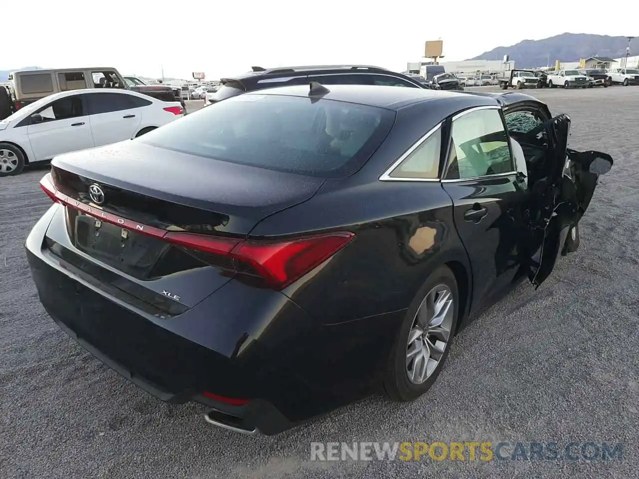 4 Photograph of a damaged car 4T1JZ1FB8MU065116 TOYOTA AVALON 2021