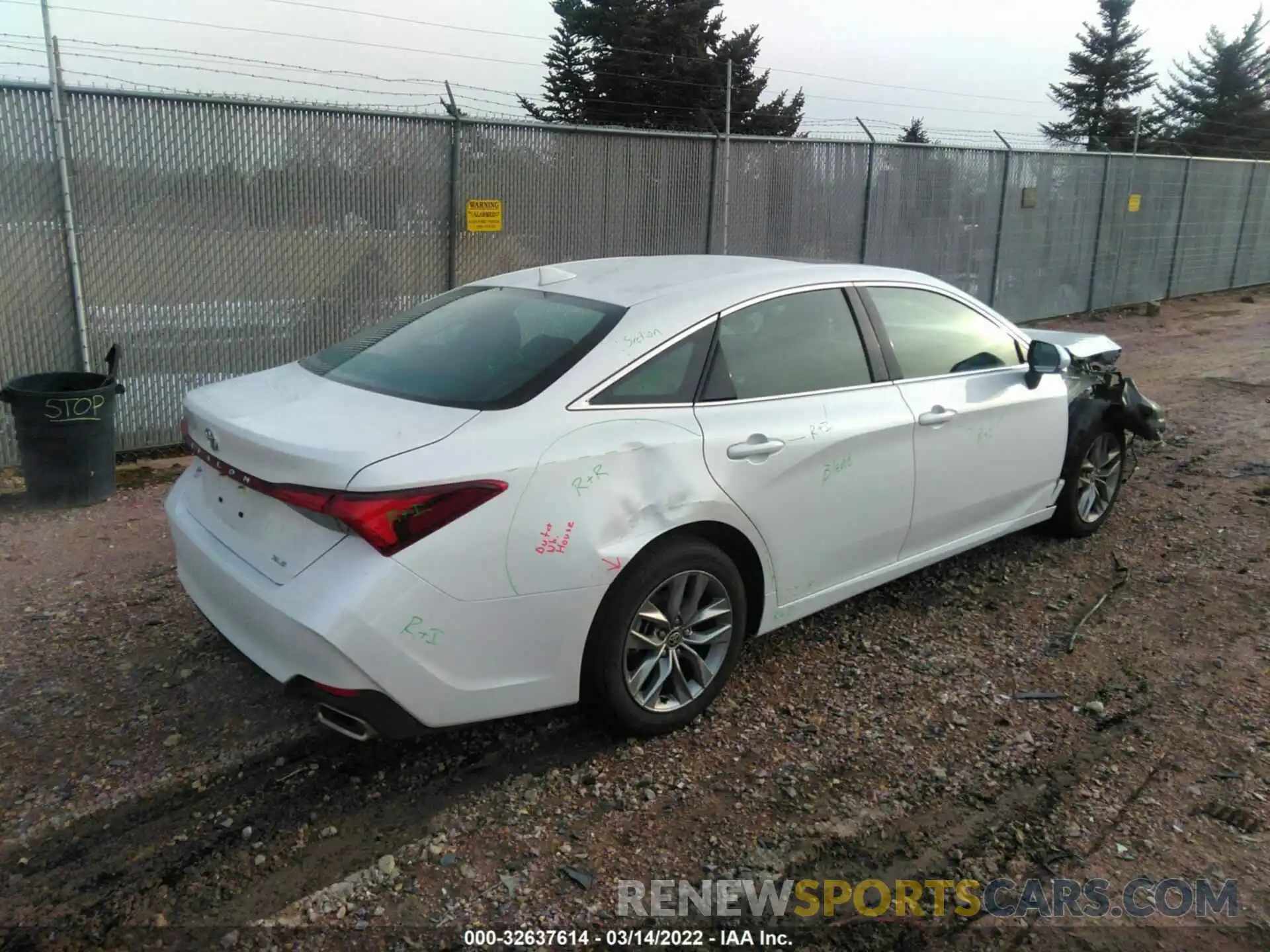 4 Photograph of a damaged car 4T1AZ1FB5NU072641 TOYOTA AVALON 2022