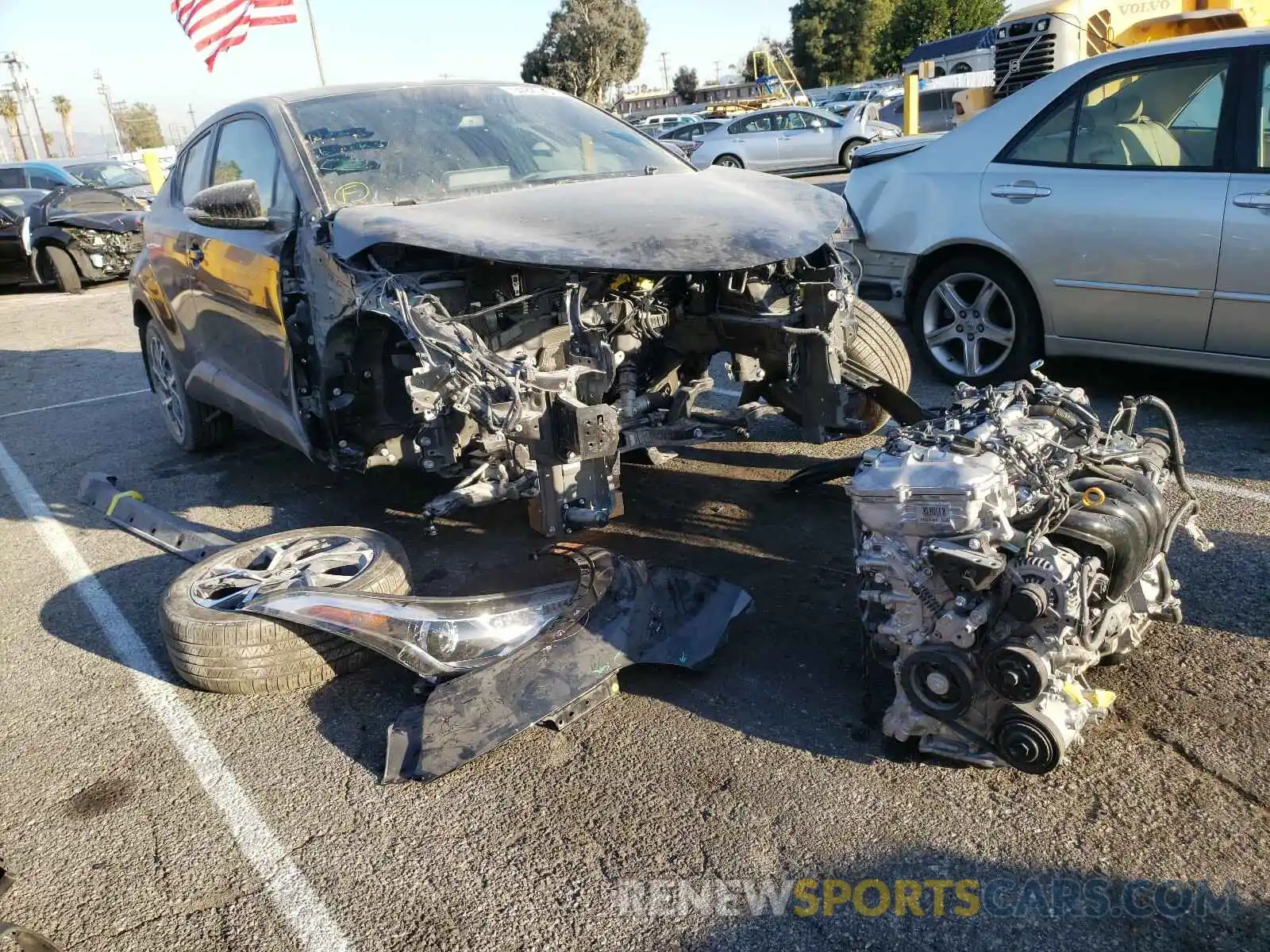 1 Фотография поврежденного автомобиля JTNKHMBX6K1058710 TOYOTA C-HR 2019
