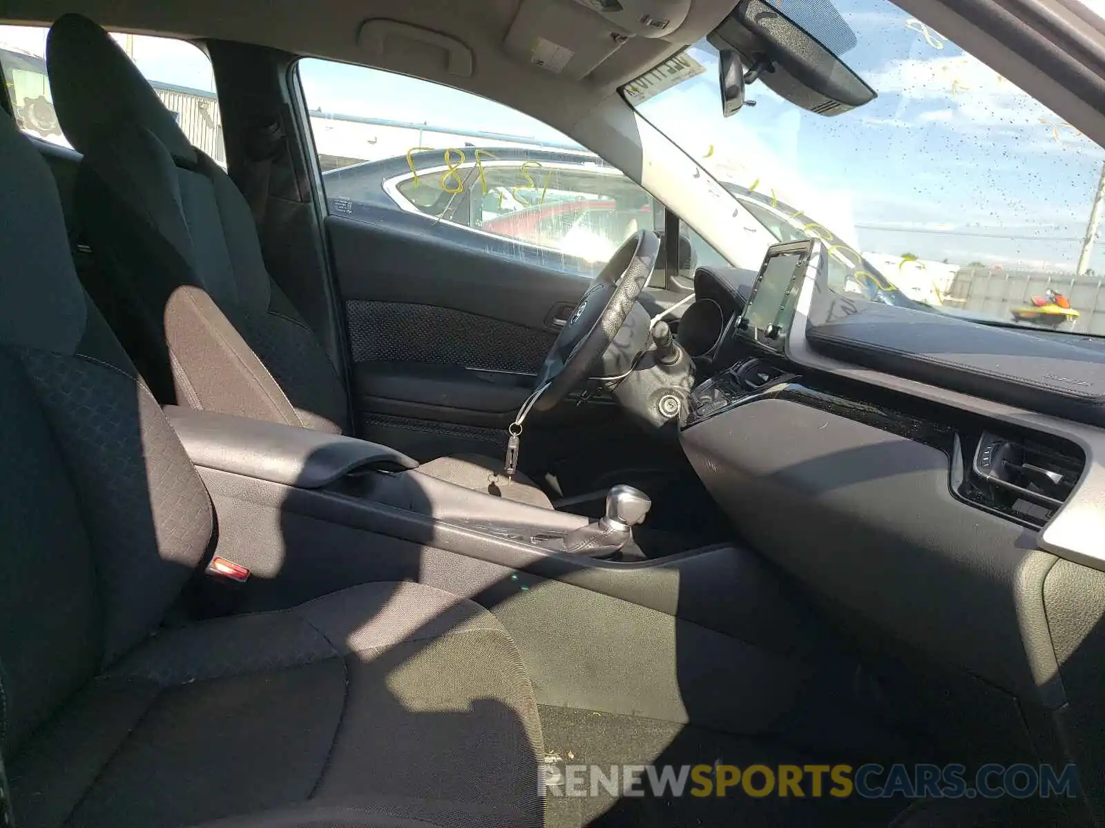 5 Photograph of a damaged car JTNKHMBX6L1070843 TOYOTA C-HR 2020