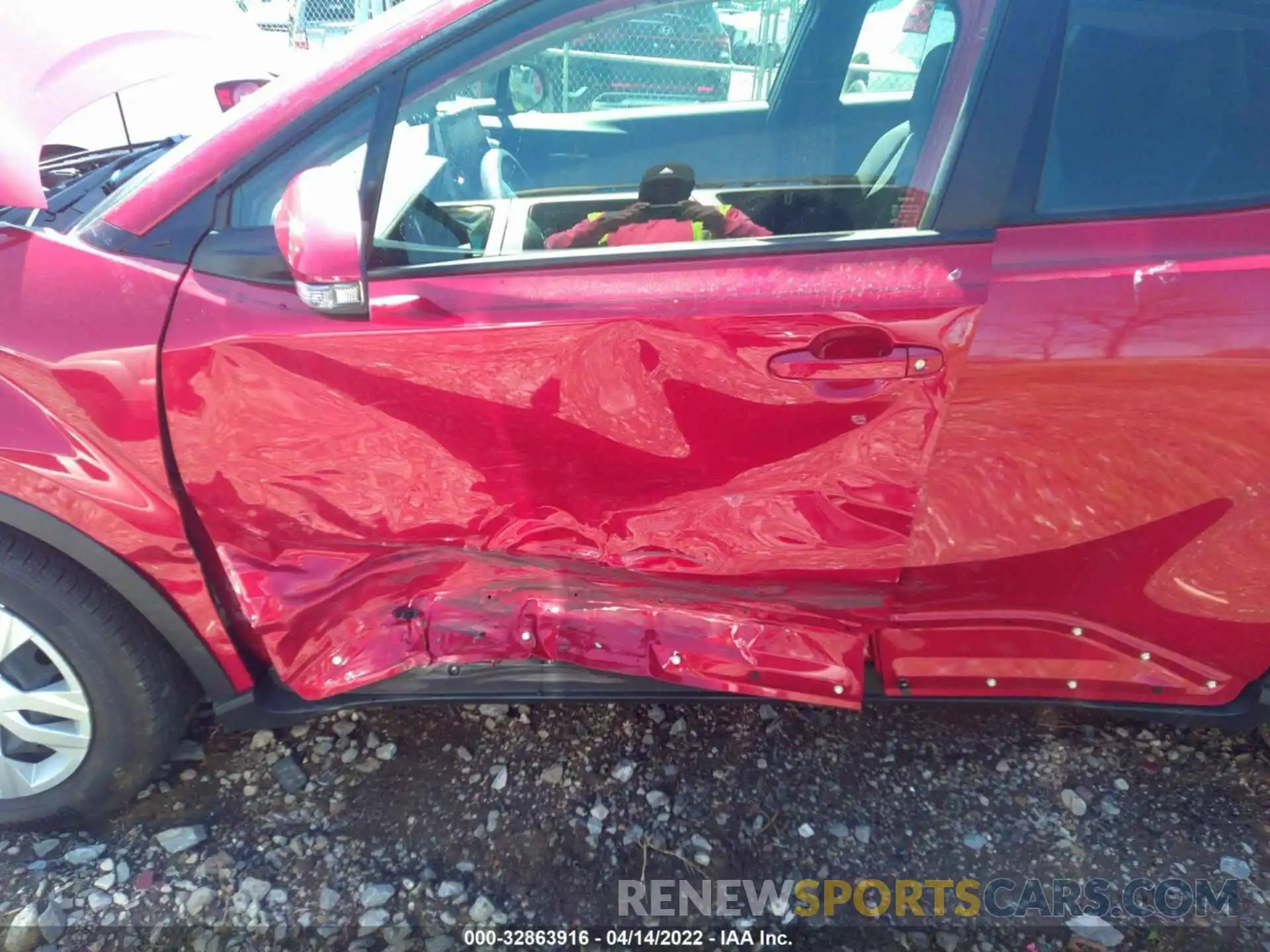 6 Photograph of a damaged car JTNKHMBX6L1075511 TOYOTA C-HR 2020