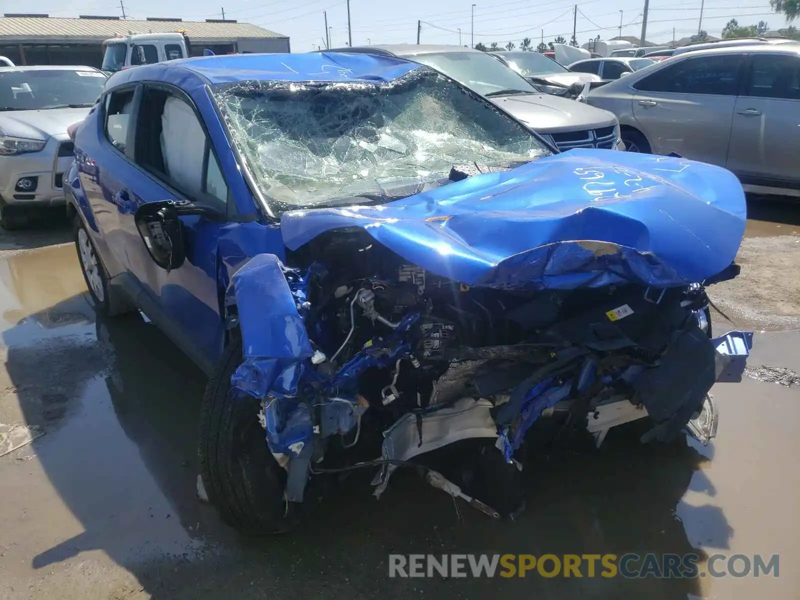 1 Photograph of a damaged car NMTKHMBX5LR116829 TOYOTA C-HR 2020