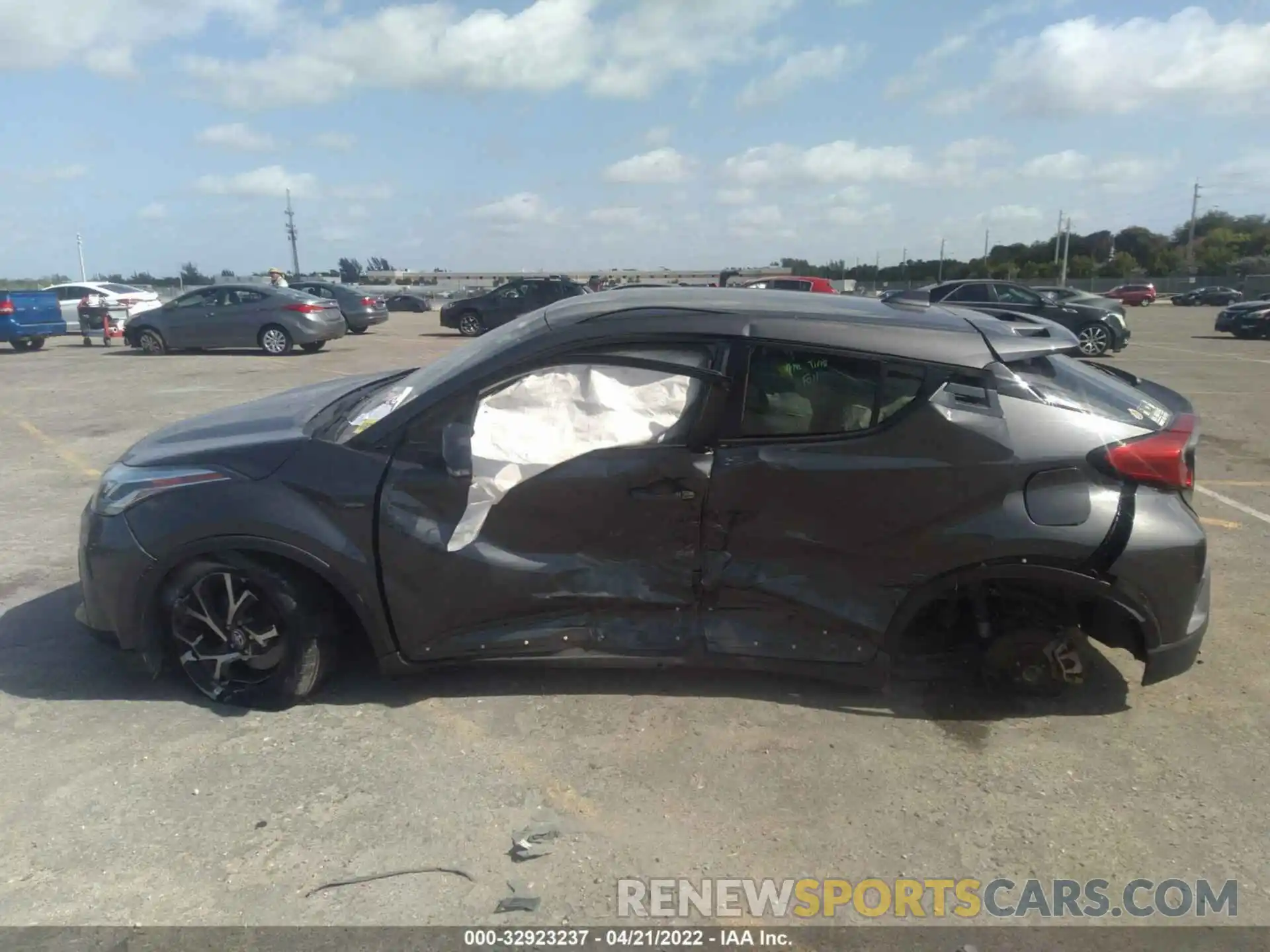 6 Photograph of a damaged car NMTKHMBX6LR108853 TOYOTA C-HR 2020