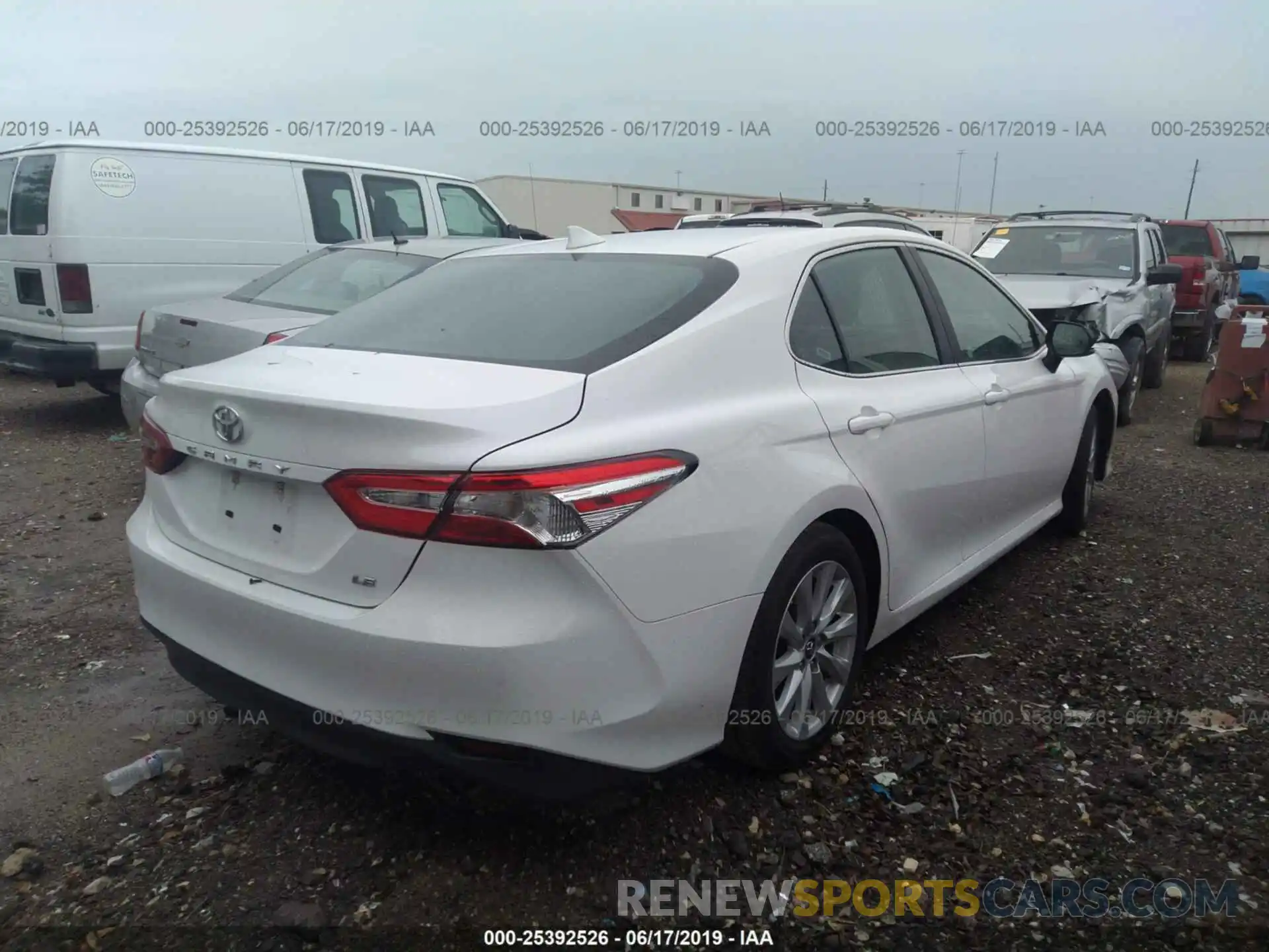 4 Фотография поврежденного автомобиля 4T1B11HK0KU160890 TOYOTA CAMRY 2019