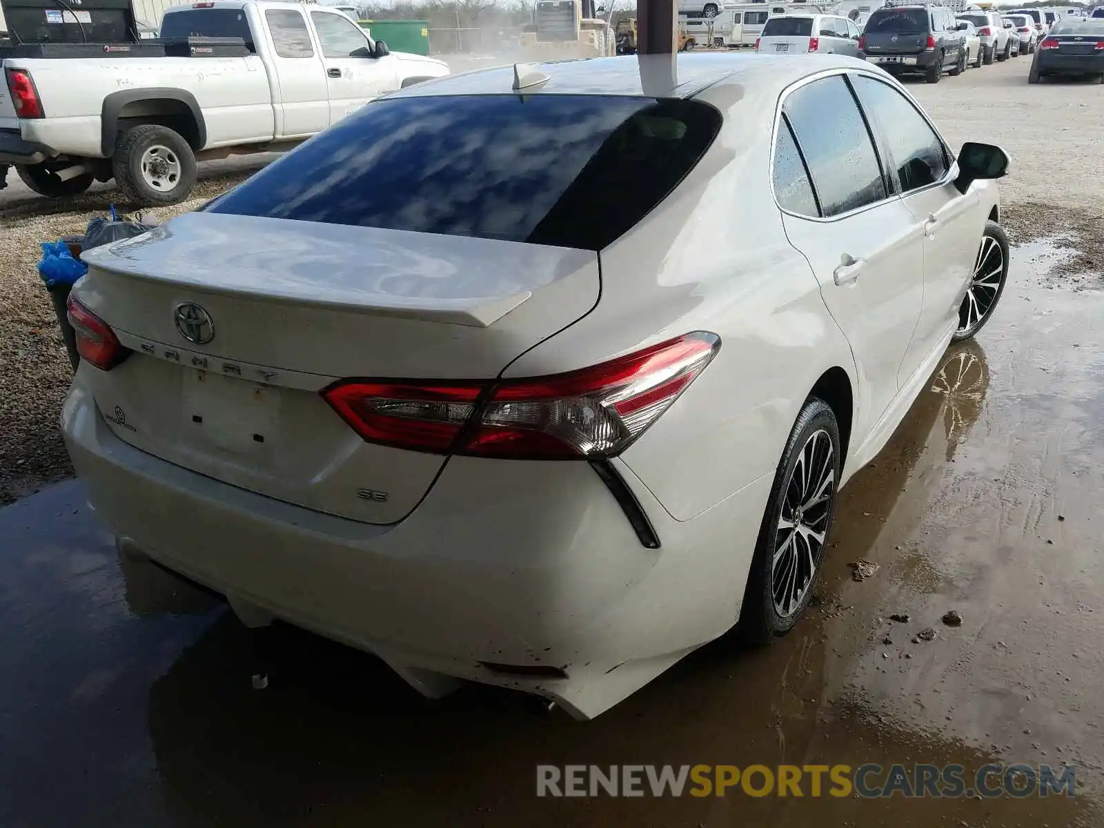 4 Photograph of a damaged car 4T1B11HK0KU162591 TOYOTA CAMRY 2019