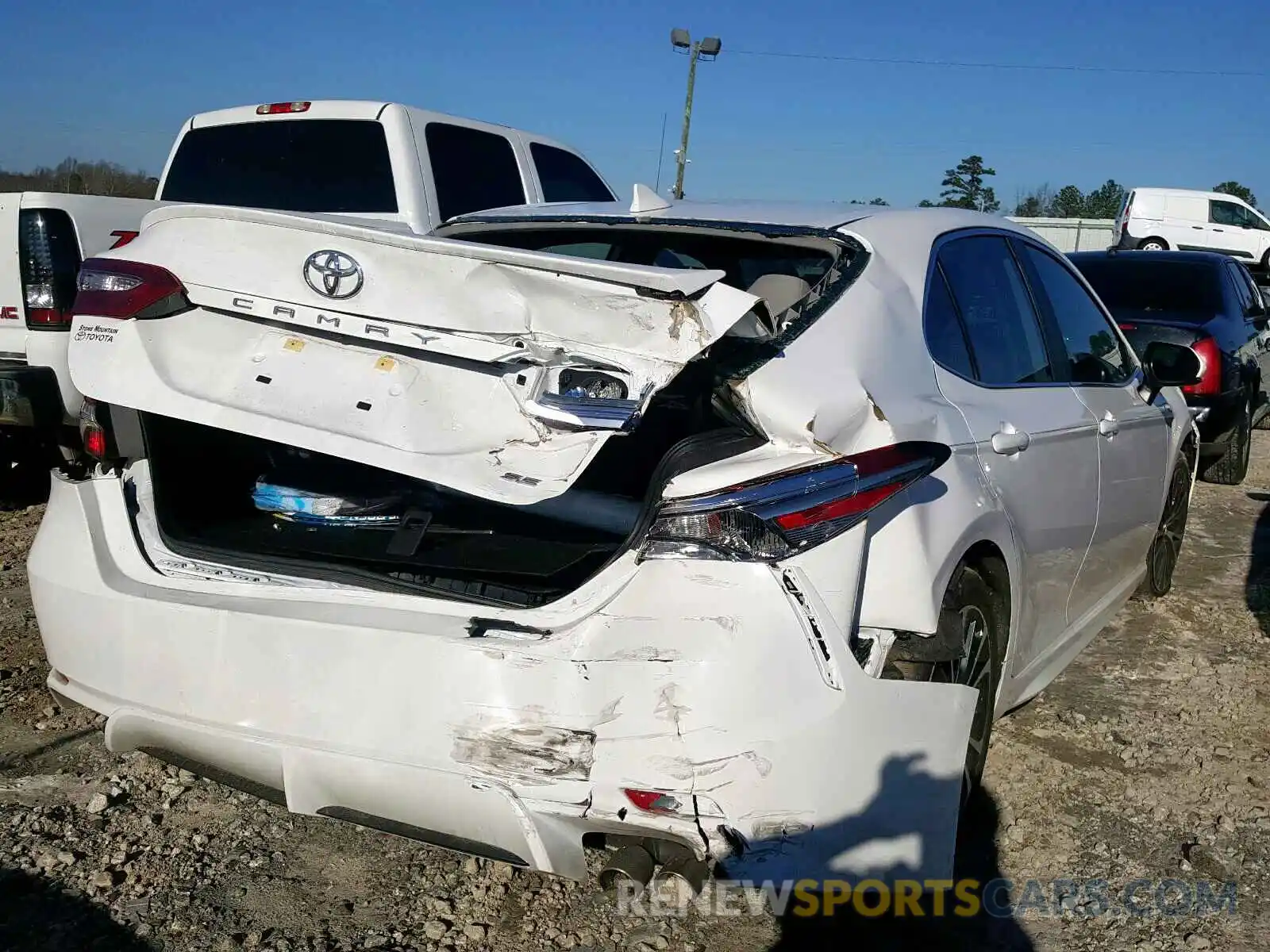 4 Photograph of a damaged car 4T1B11HK0KU164745 TOYOTA CAMRY 2019