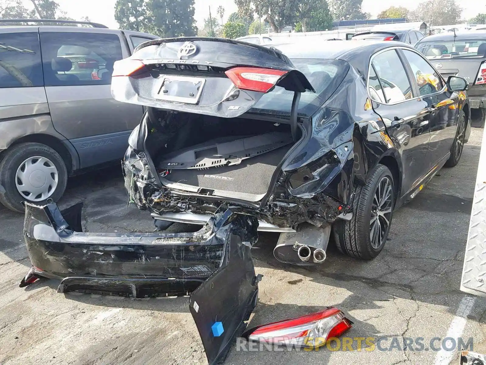 4 Фотография поврежденного автомобиля 4T1B11HK0KU166625 TOYOTA CAMRY 2019
