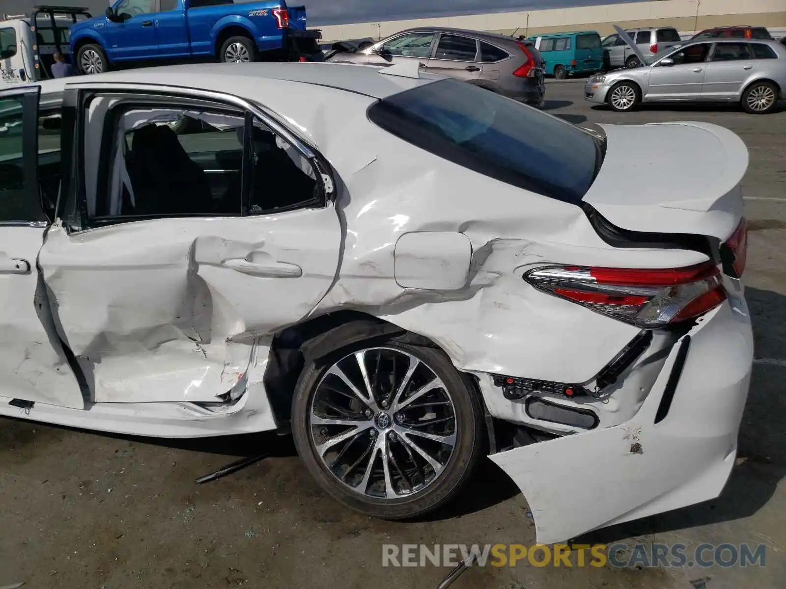 9 Photograph of a damaged car 4T1B11HK0KU183117 TOYOTA CAMRY 2019