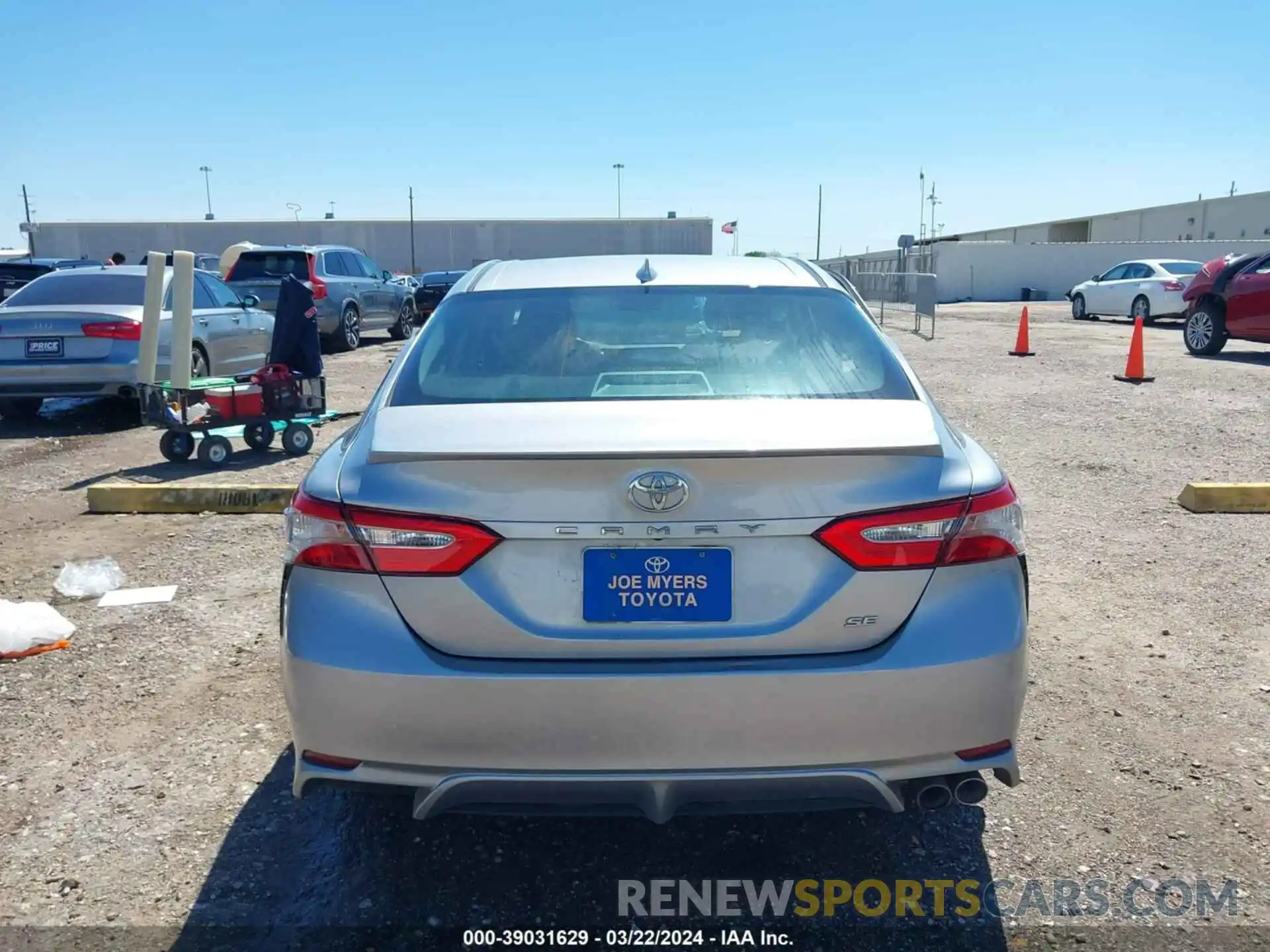 16 Photograph of a damaged car 4T1B11HK0KU202684 TOYOTA CAMRY 2019