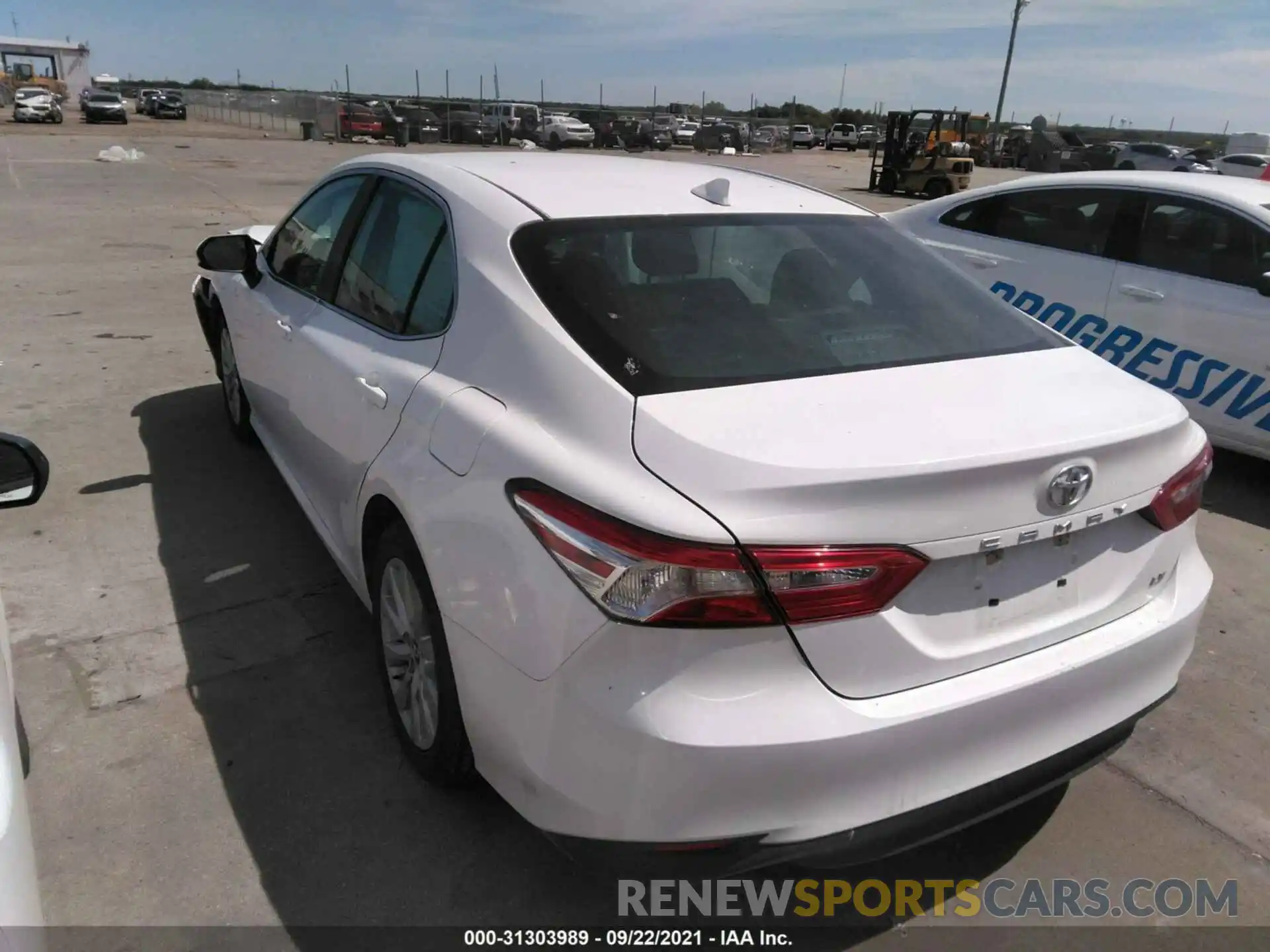 3 Фотография поврежденного автомобиля 4T1B11HK0KU679244 TOYOTA CAMRY 2019