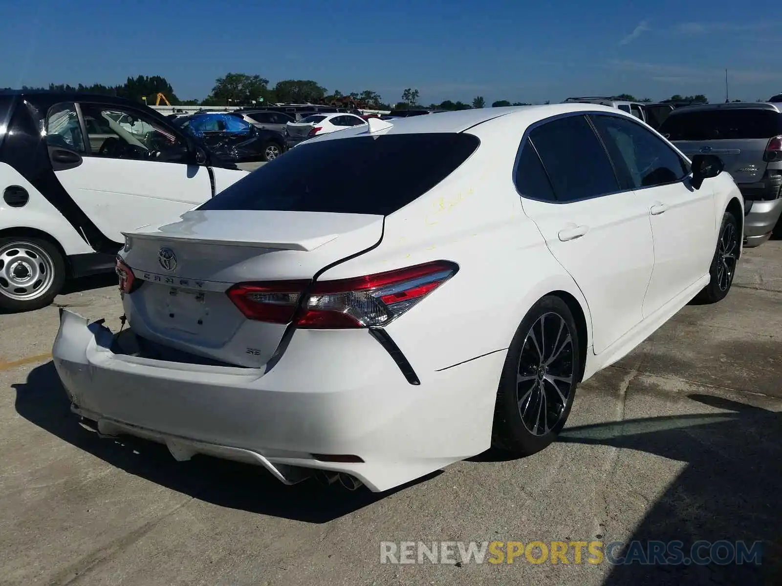 4 Photograph of a damaged car 4T1B11HK0KU682449 TOYOTA CAMRY 2019