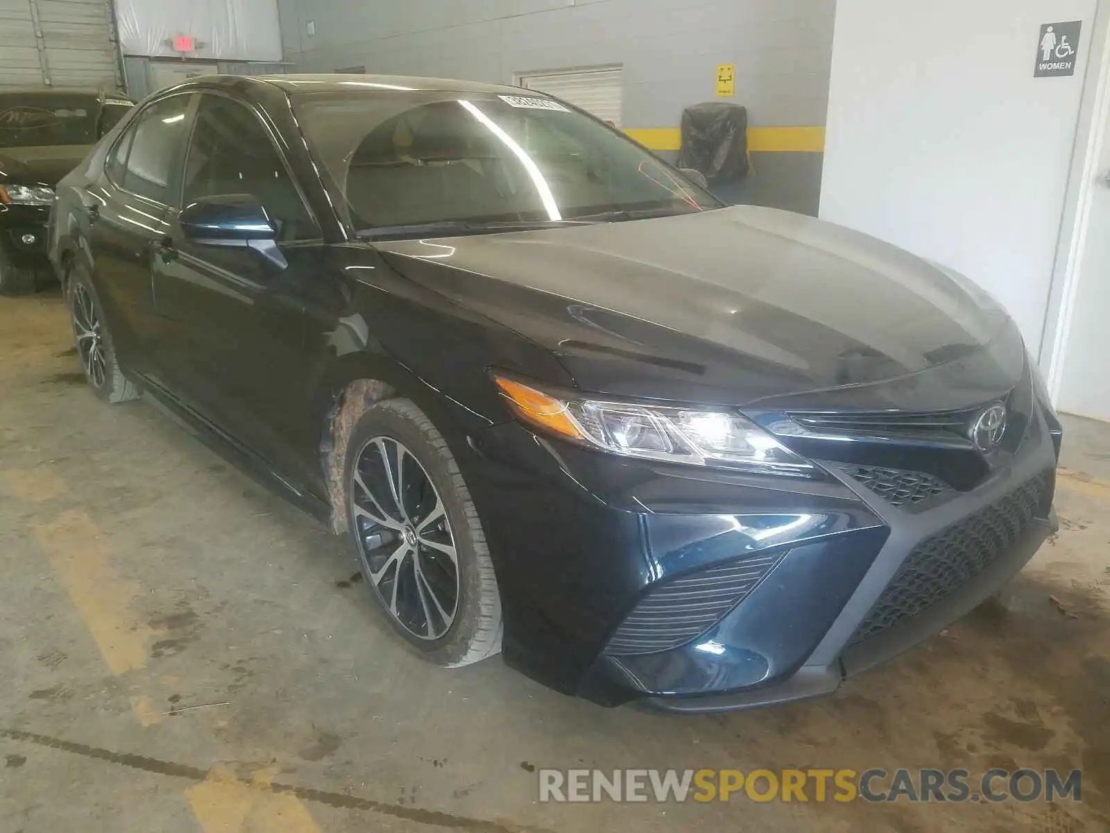 1 Photograph of a damaged car 4T1B11HK0KU690387 TOYOTA CAMRY 2019