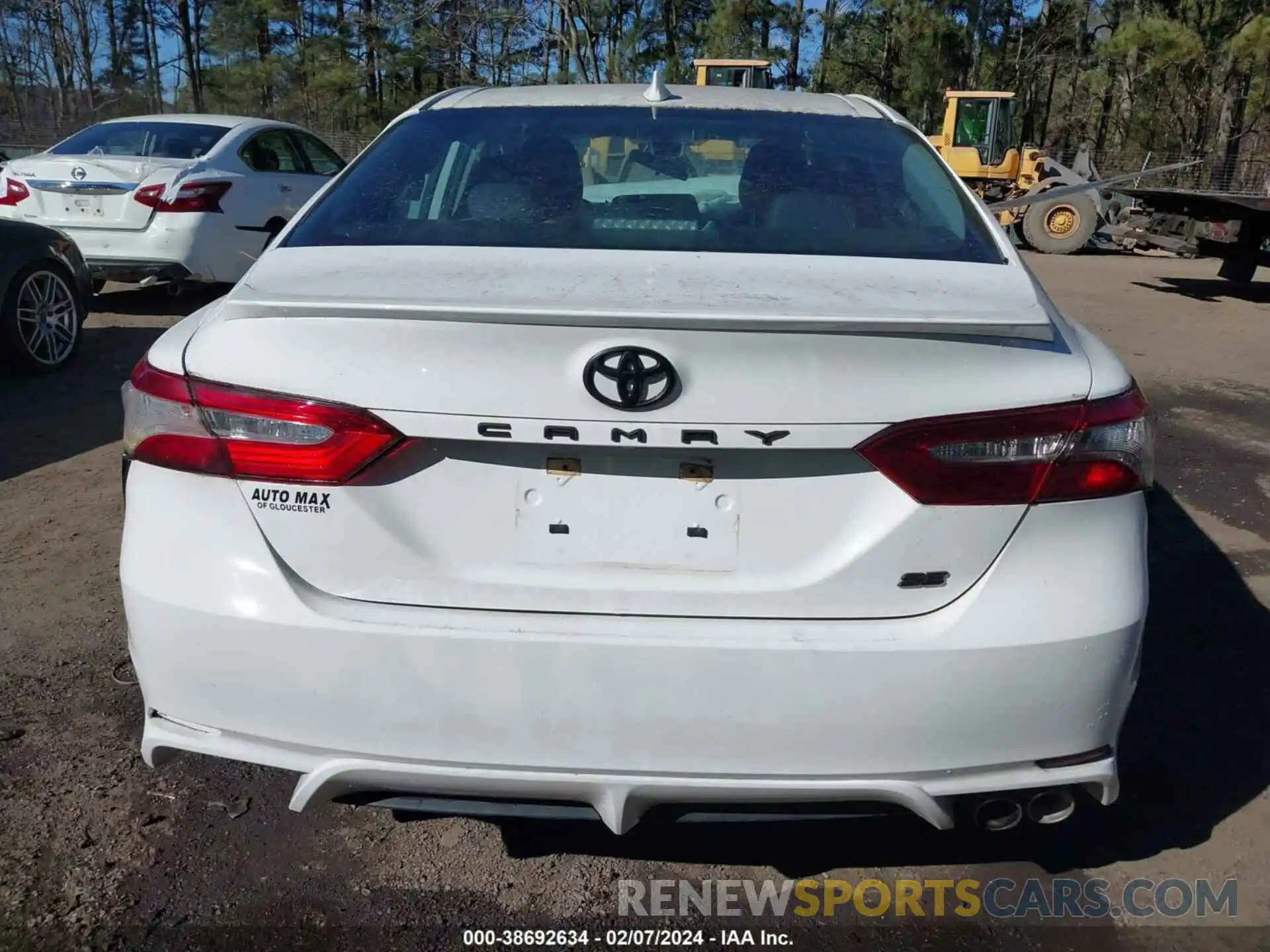 16 Photograph of a damaged car 4T1B11HK0KU698053 TOYOTA CAMRY 2019