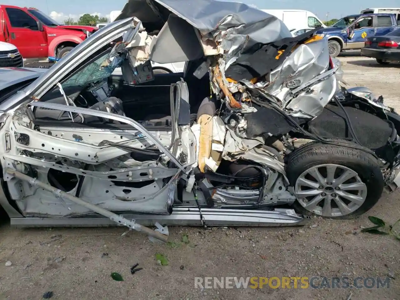 10 Photograph of a damaged car 4T1B11HK0KU759840 TOYOTA CAMRY 2019