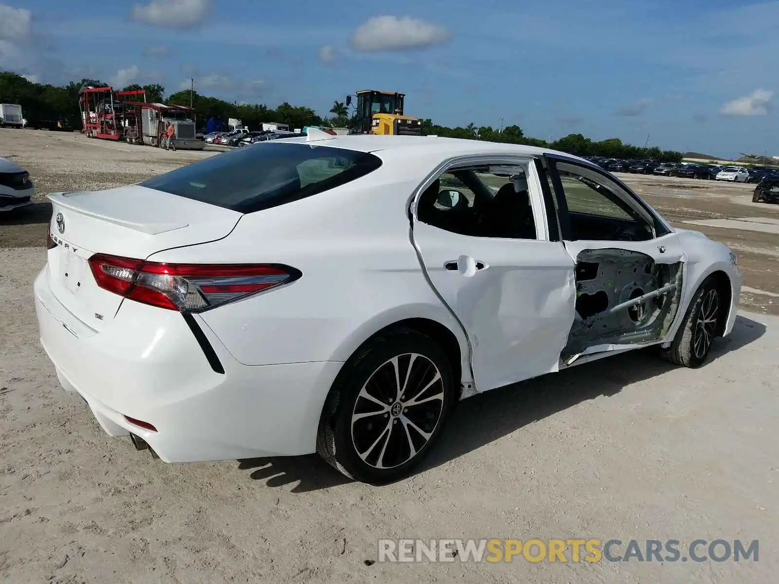 4 Photograph of a damaged car 4T1B11HK0KU798377 TOYOTA CAMRY 2019