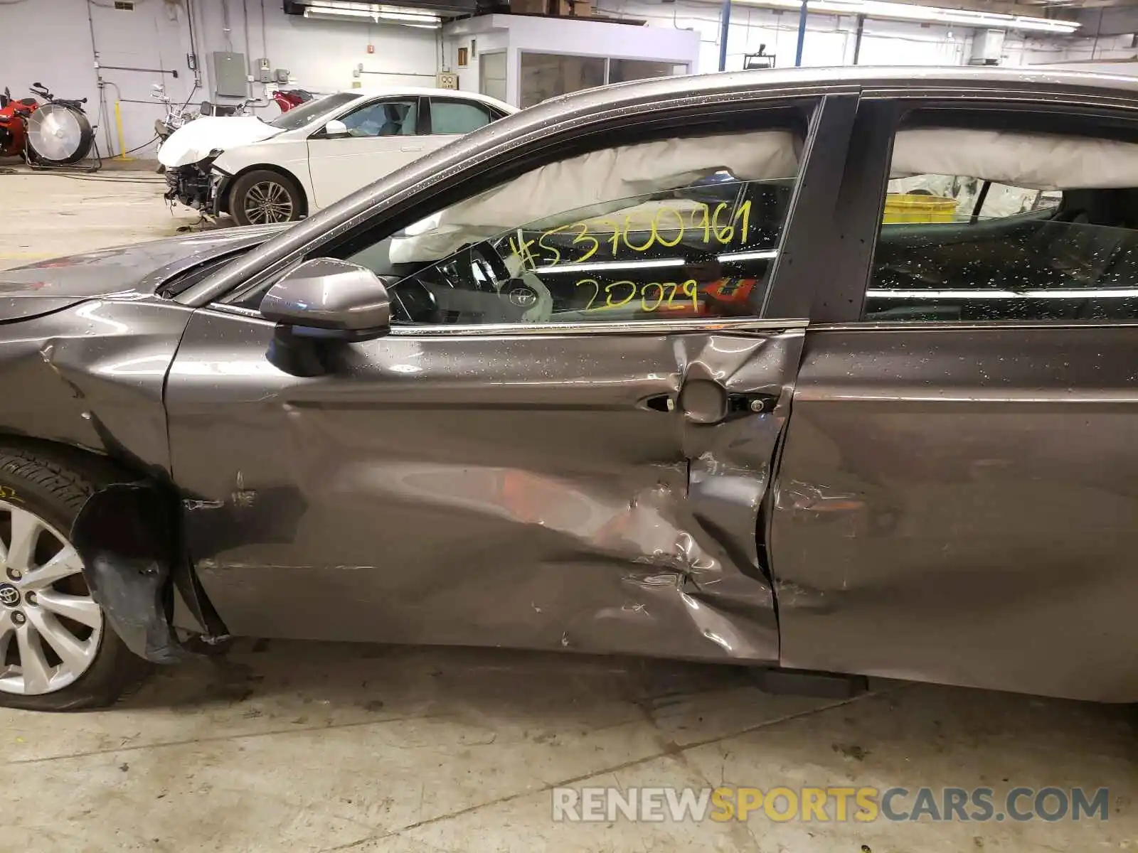 10 Photograph of a damaged car 4T1B11HK0KU804968 TOYOTA CAMRY 2019