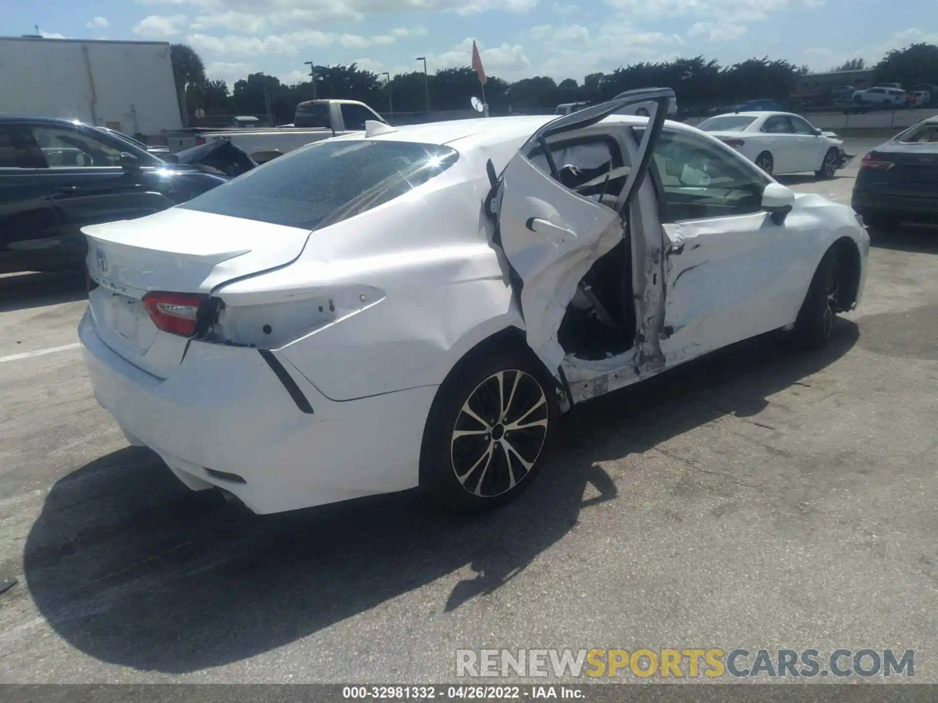 4 Photograph of a damaged car 4T1B11HK0KU805232 TOYOTA CAMRY 2019