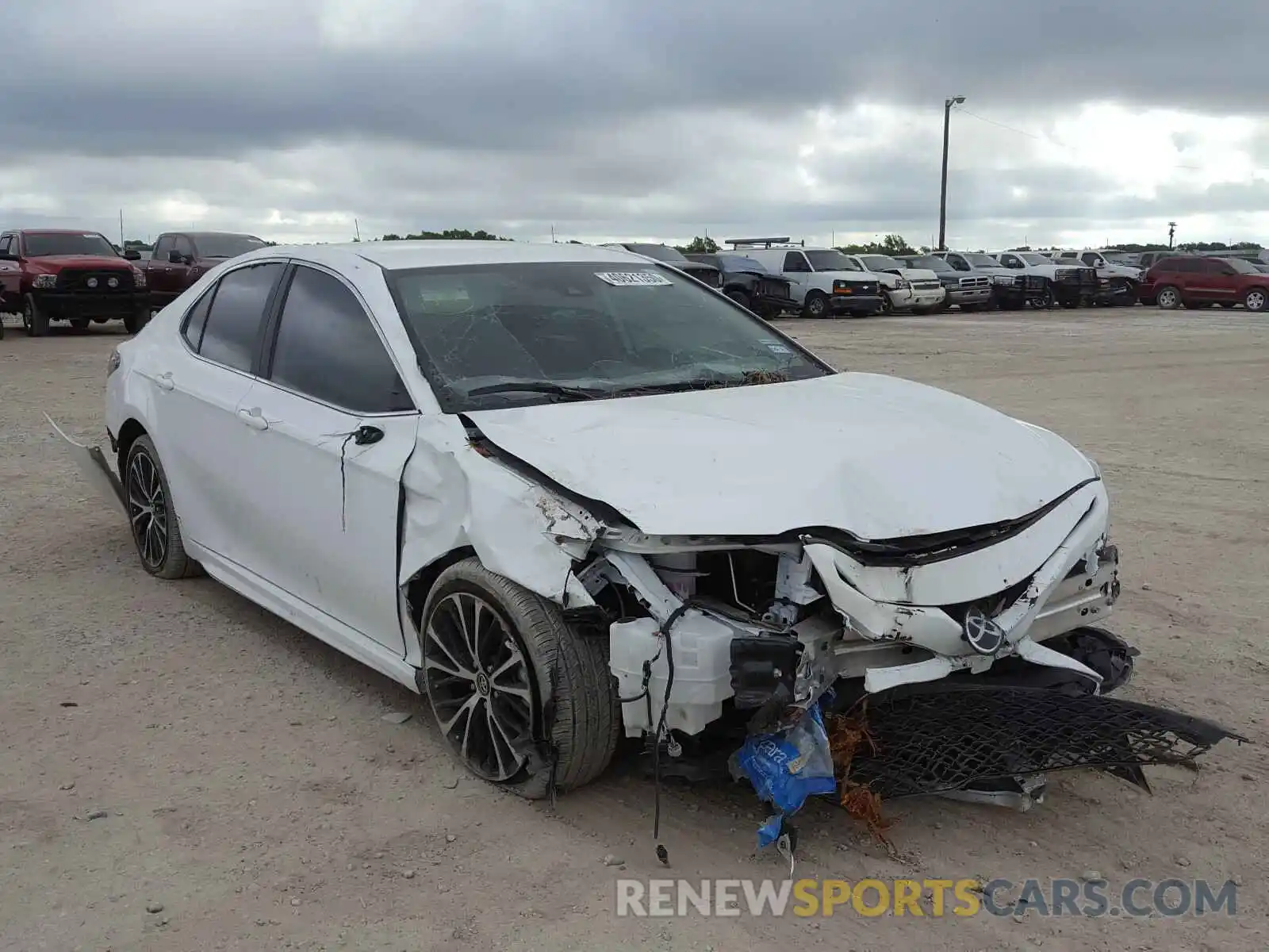 1 Photograph of a damaged car 4T1B11HK0KU816098 TOYOTA CAMRY 2019