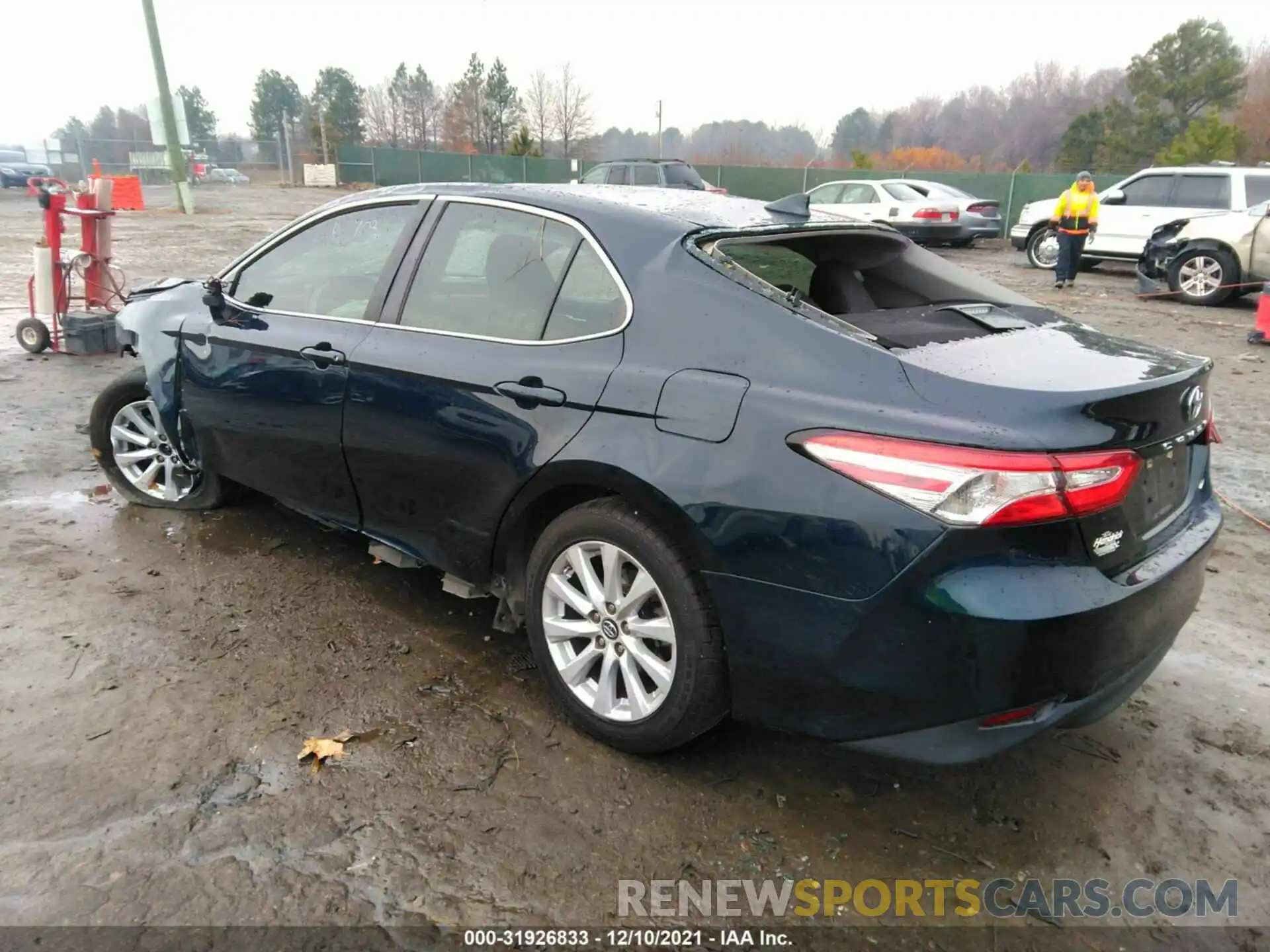 3 Фотография поврежденного автомобиля 4T1B11HK0KU817378 TOYOTA CAMRY 2019