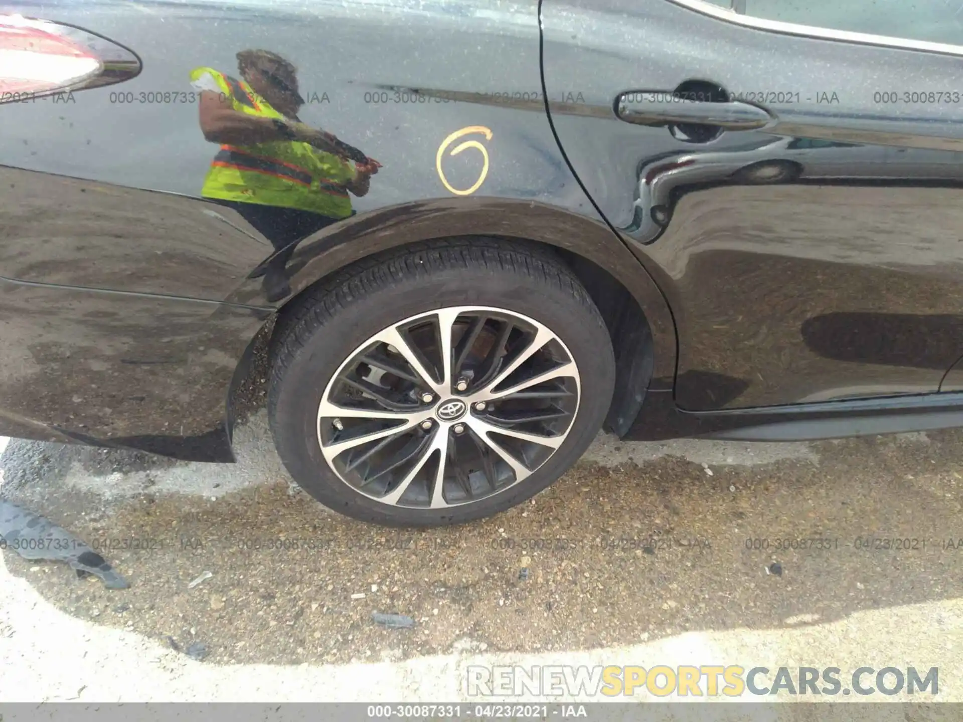 15 Photograph of a damaged car 4T1B11HK0KU842796 TOYOTA CAMRY 2019