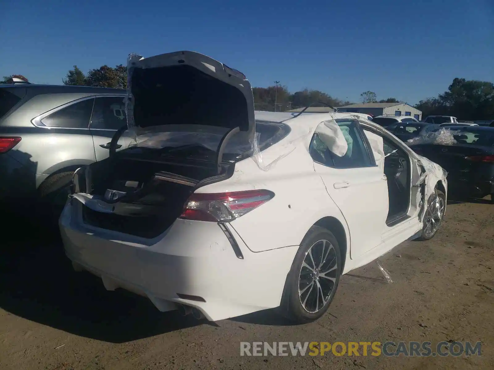 4 Photograph of a damaged car 4T1B11HK0KU850963 TOYOTA CAMRY 2019