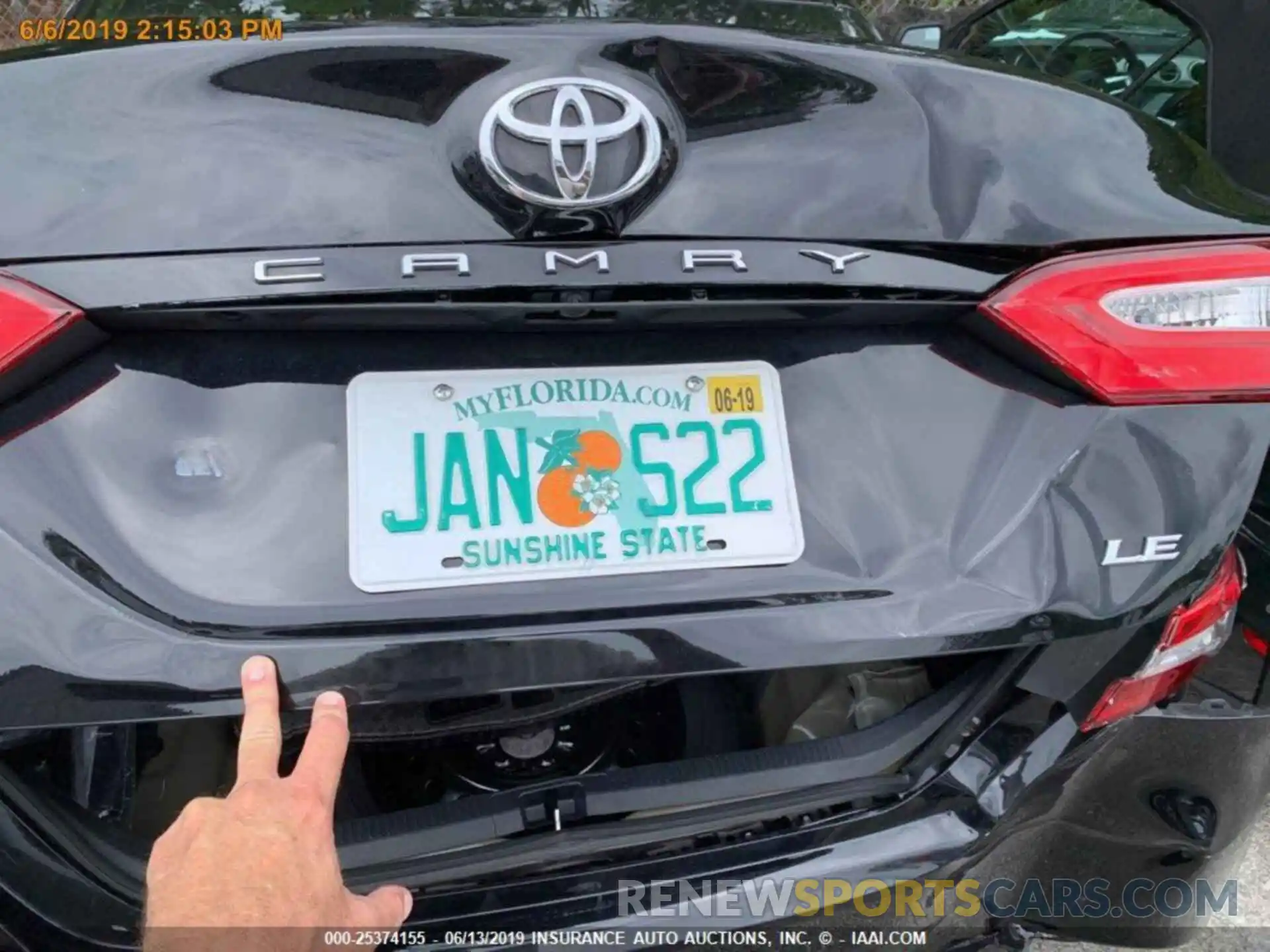 14 Photograph of a damaged car 4T1B11HK1KU708945 TOYOTA CAMRY 2019