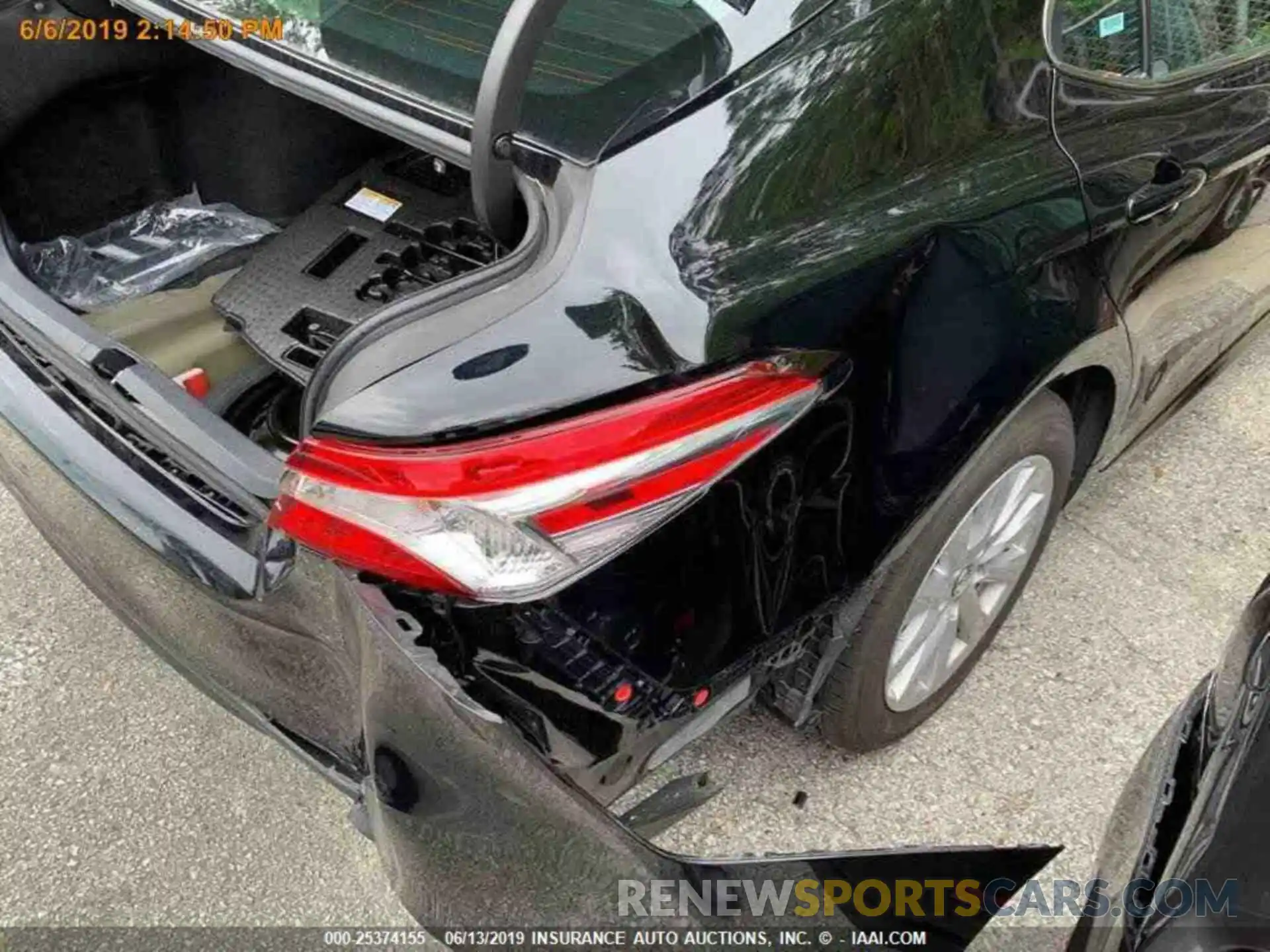 17 Photograph of a damaged car 4T1B11HK1KU708945 TOYOTA CAMRY 2019