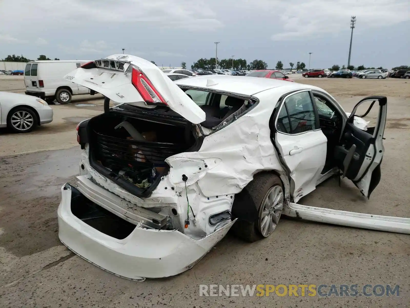 4 Photograph of a damaged car 4T1B11HK1KU723414 TOYOTA CAMRY 2019