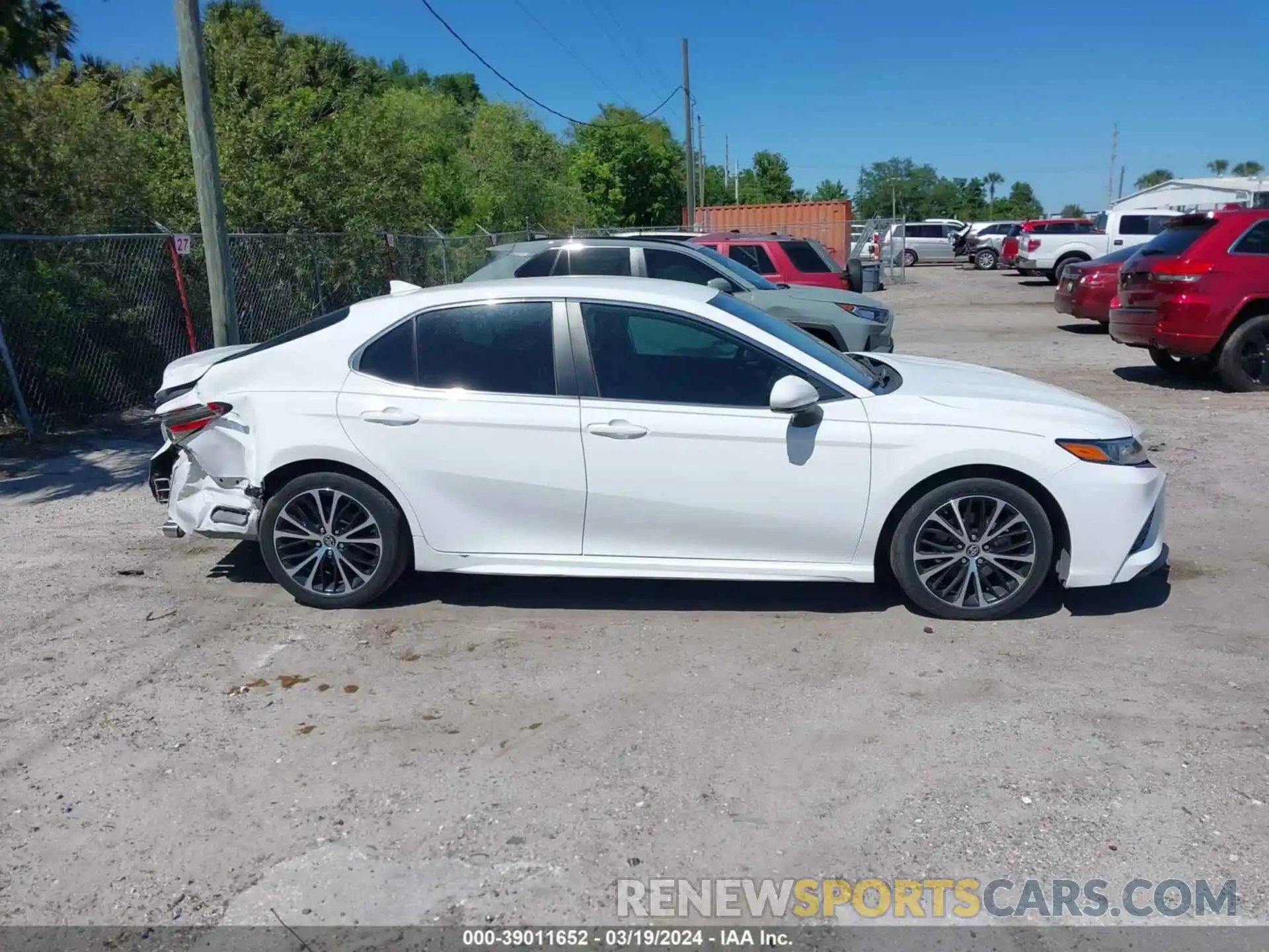 13 Photograph of a damaged car 4T1B11HK1KU746868 TOYOTA CAMRY 2019