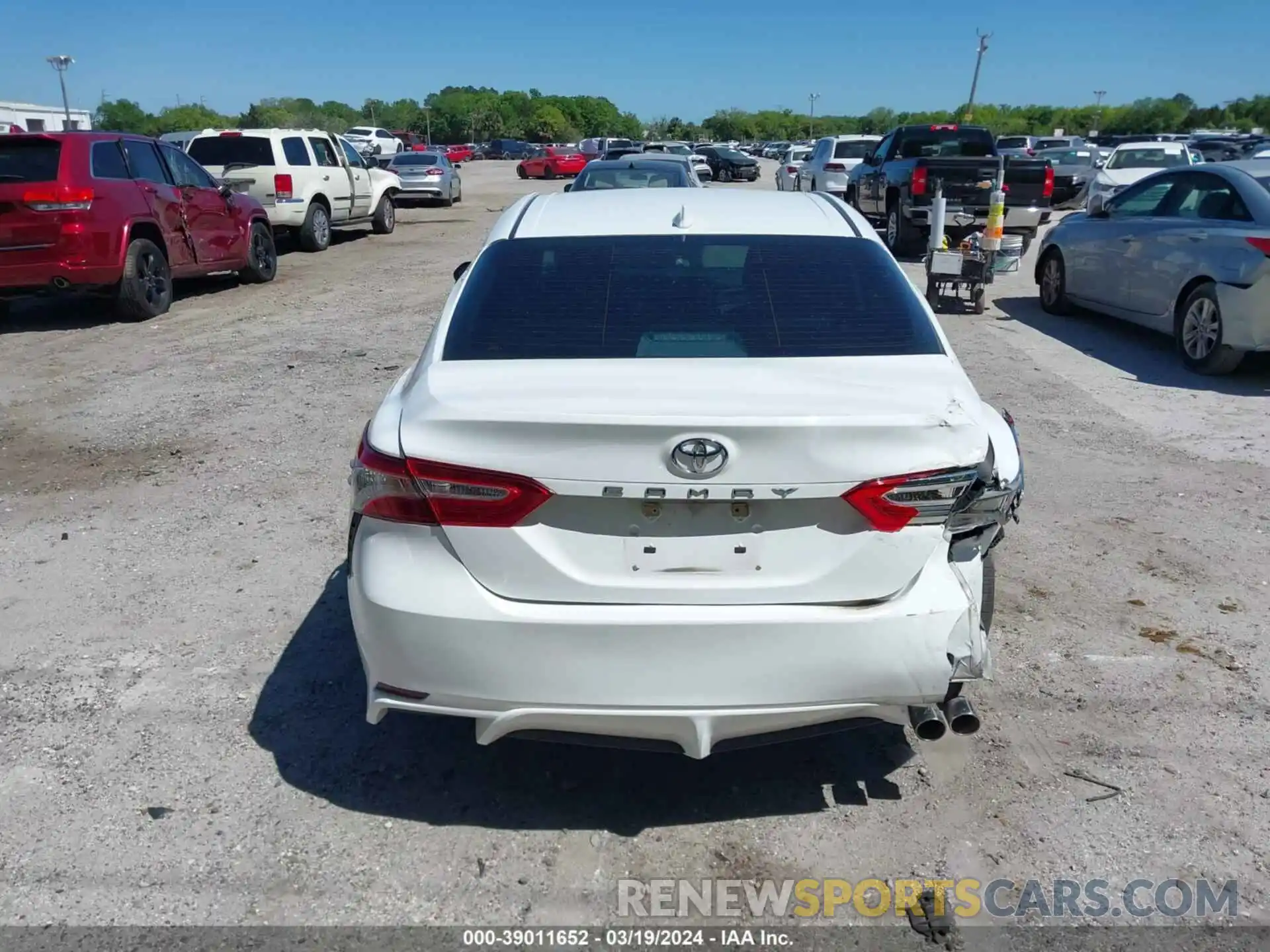 16 Photograph of a damaged car 4T1B11HK1KU746868 TOYOTA CAMRY 2019