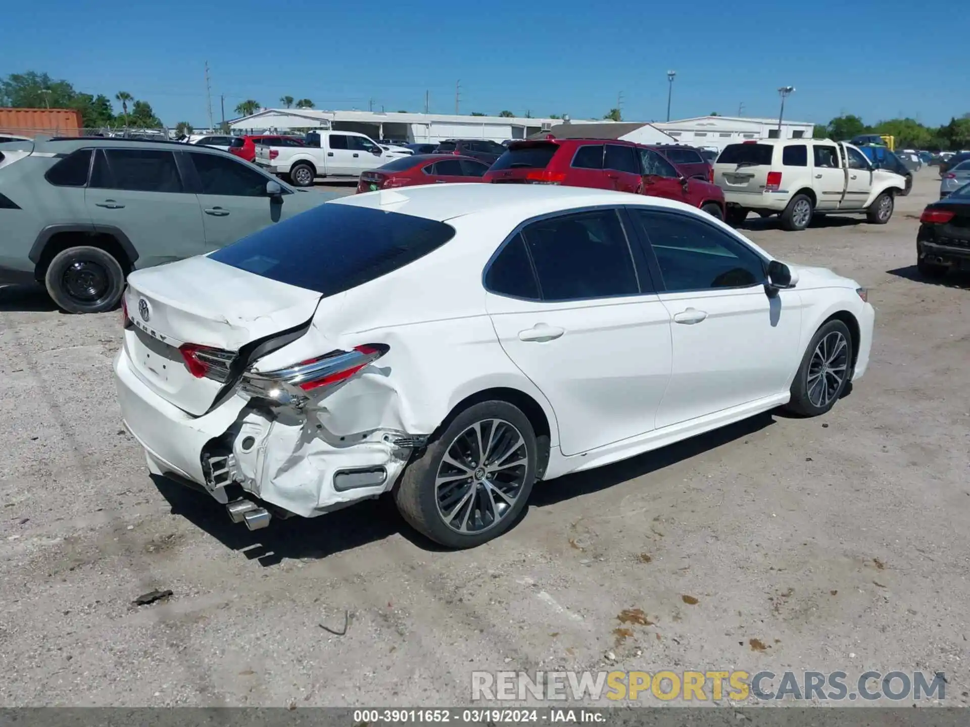 4 Photograph of a damaged car 4T1B11HK1KU746868 TOYOTA CAMRY 2019