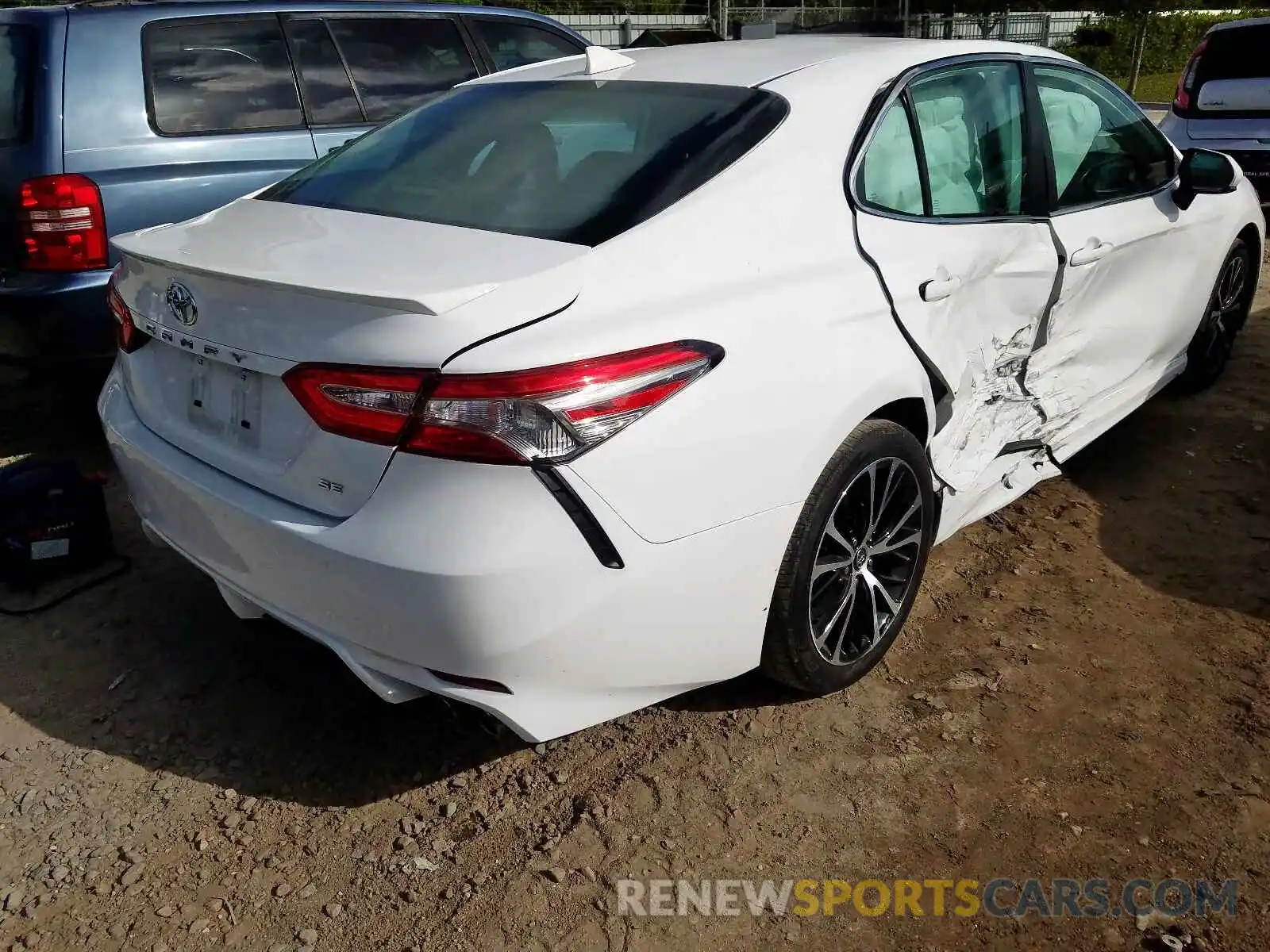 4 Photograph of a damaged car 4T1B11HK1KU769745 TOYOTA CAMRY 2019