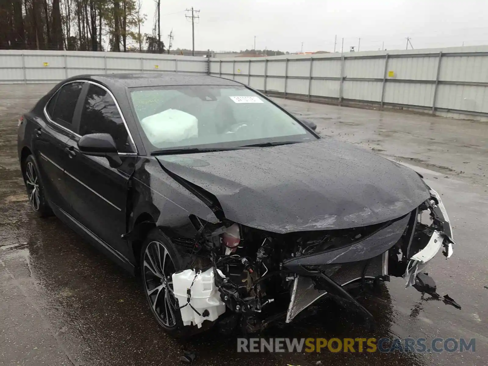 1 Photograph of a damaged car 4T1B11HK1KU813582 TOYOTA CAMRY 2019