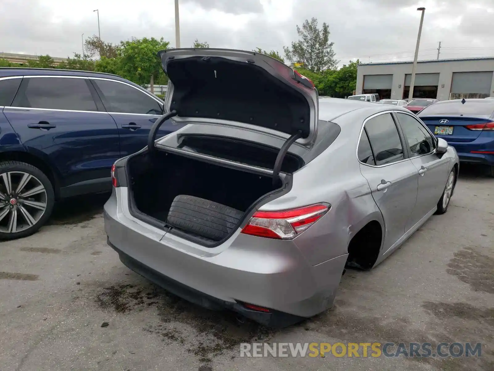 4 Photograph of a damaged car 4T1B11HK2KU192370 TOYOTA CAMRY 2019